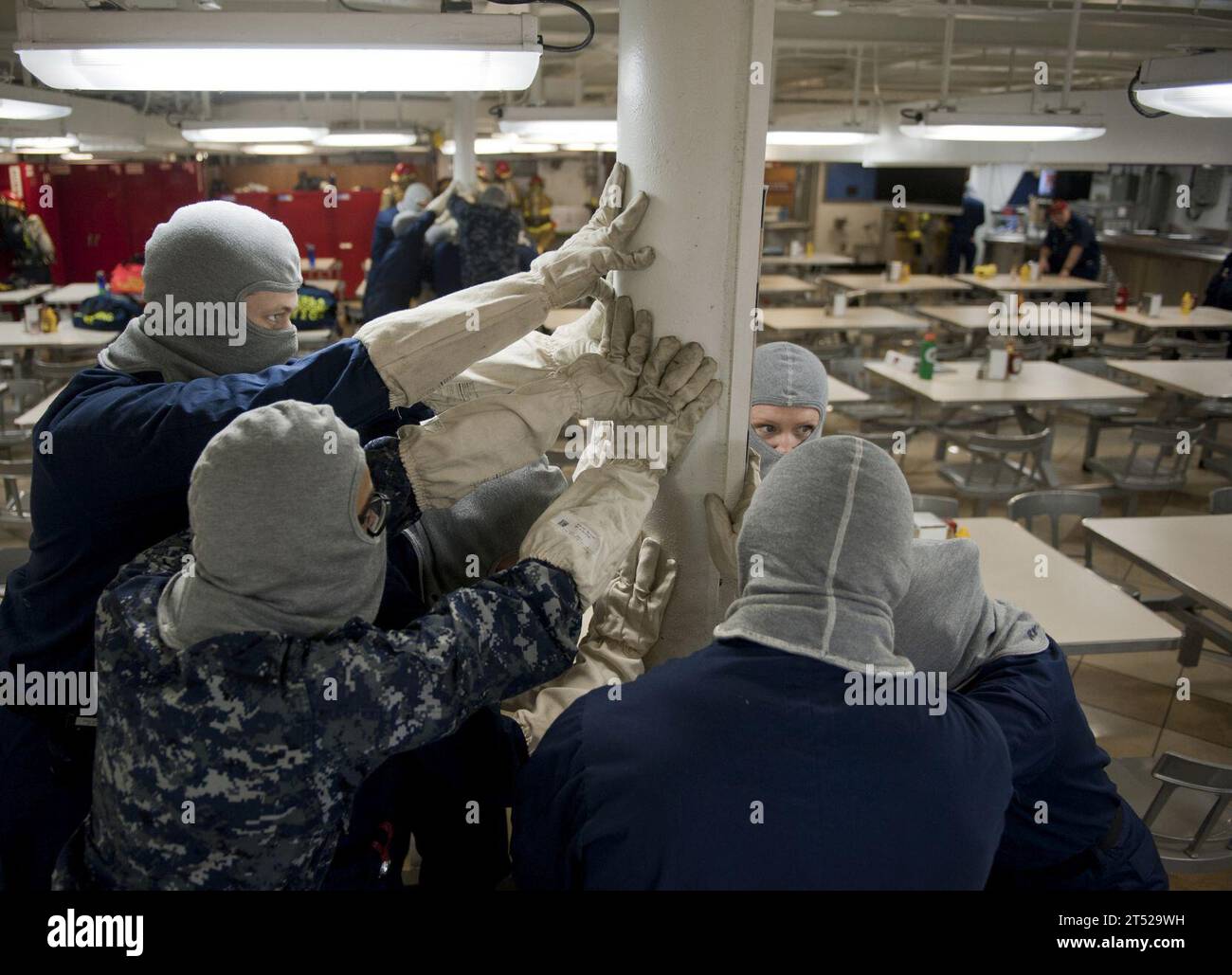 110312DR144-349 ARABISCHE SEE (12. März 2011) die Seeleute auf den Mess Decks halten sich während einer allgemeinen Quartier-Übung an Bord des Flugzeugträgers USS Carl Vinson (CVN 70) der Nimitz-Klasse auf. Die Carl Vinson Carrier Strike Group unterstützt im Zuständigkeitsbereich der 5. US-Flotte die Maßnahmen zur Gefahrenabwehr im Seeverkehr und zur Zusammenarbeit im Bereich der Theatersicherheit. Marineblau Stockfoto