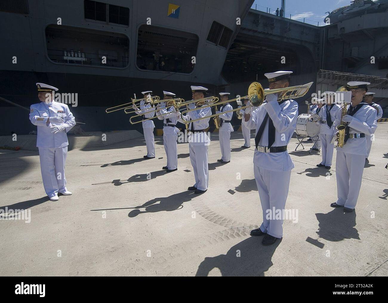 1007210754Y-004 BUSAN, Republik Korea (21. Juli 2010) Mitglieder des Navy Band der Republik Korea treten während der Ankunft des Flugzeugträgers USS George Washington (CVN 73) in Busan, Republik Korea auf. Dies ist der erste Hafenbesuch von George Washington während seiner Sommerpatrouille im westlichen Pazifik 2010 und der zweite Besuch von Busan seit Oktober 2008. Die Republik Korea und die Vereinigten Staaten werden ТInvincible SpiritУ vom 25. Bis 28. Juli 2010 in den Meeren östlich der koreanischen Halbinsel eine kombinierte Allianz zur Vorbereitung auf See und Luftfahrt durchführen. Dies ist der erste in Stockfoto 1007210754Y-004 BUSAN, Republik Korea (21. Juli 2010) Mitglieder des Navy Band der Republik Korea treten während der Ankunft des Flugzeugträgers USS George Washington (CVN 73) in Busan, Republik Korea auf. Dies ist der erste Hafenbesuch von George Washington während seiner Sommerpatrouille im westlichen Pazifik 2010 und der zweite Besuch von Busan seit Oktober 2008. Die Republik Korea und die Vereinigten Staaten werden ТInvincible SpiritУ vom 25. Bis 28. Juli 2010 in den Meeren östlich der koreanischen Halbinsel eine kombinierte Allianz zur Vorbereitung auf See und Luftfahrt durchführen. Dies ist der erste in Stockfoto