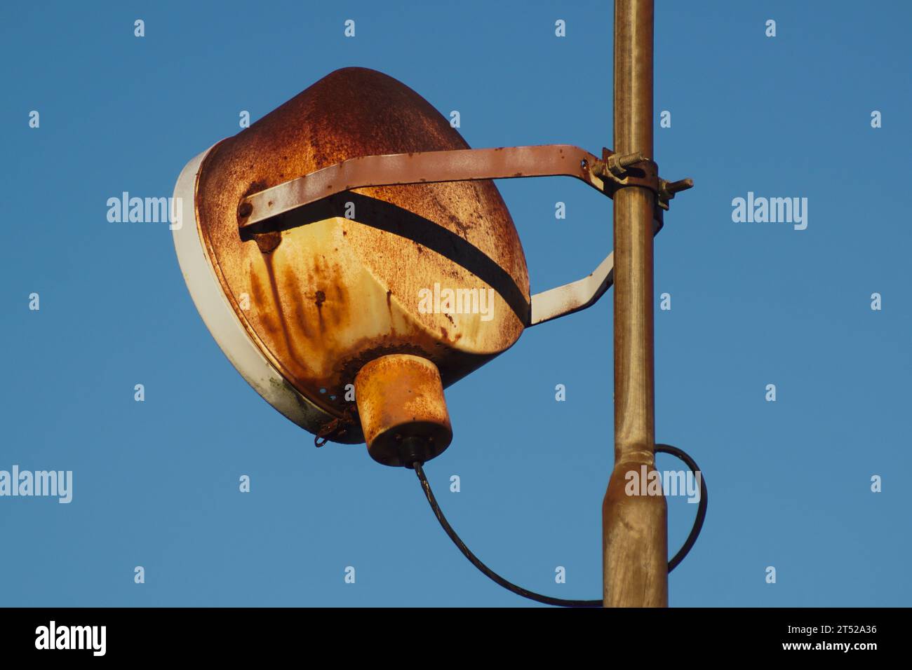 Flacher Winkel des Masts mit Spotlight gegen klaren blauen Himmel Stockfoto