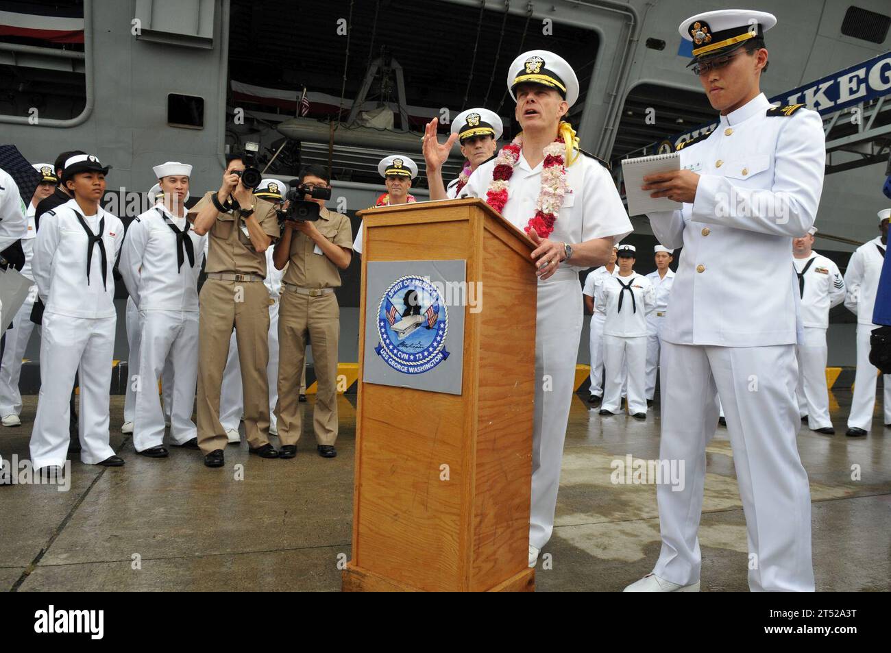 110929WW409-169 BUSAN, Republik Korea (29. September 2011) Rear ADM. J.R. Haley, Befehlshaber der Task Force 70, beantwortet nach einer Begrüßungszeremonie für die Ankunft des Flugzeugträgers USS George Washington (CVN 73) in Busan, Republik Korea, Fragen der Medien. George Washington verließ am 19. September ihren vorwärtsoperierenden Hafen Yokosuka, Japan, um ihre 2011 Patrouille fortzusetzen. Marineblau Stockfoto