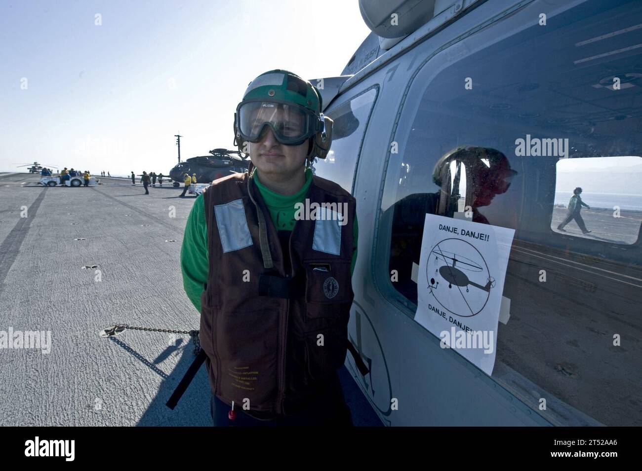 1001152953W-314 PORT-AU-PRINCE, Haiti (15. Januar 2010) Ein Schild „Danje, Danje“ (Gefahr) ist an der Seite eines SH-60F Sea Hawk angebracht, der der Tridents of Helicopter Anti-U-Boot Squadron (HS) 3 zugeordnet ist, um die Einheimischen vor Sicherheitsbedenken zu warnen. Carl Vinson und Carrier Air Wing (CVW) 17 führen humanitäre und Katastrophenhilfe in Haiti als Reaktion auf die Erdbebenkatastrophe vom 12. Januar 2010 durch. Marineblau Stockfoto