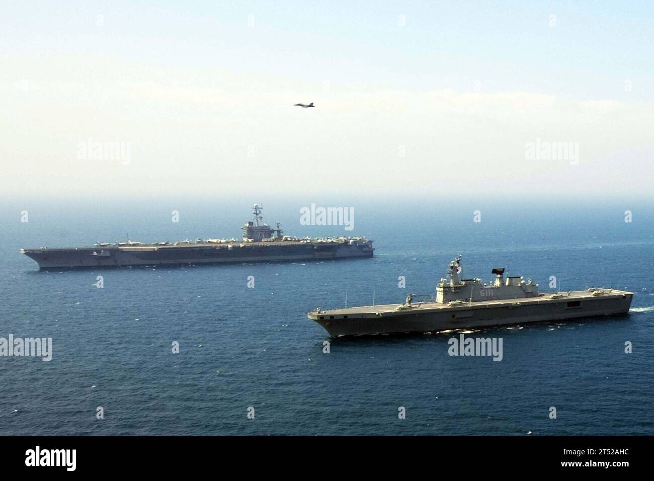 1007276720T-064 SEA OF JAPAN (27. Juli 2010) Amphibienschiff ROKS Dokdo (LPH 6111) und Flugzeugträger USS George Washington (CVN 73) Transit durch das Meer von Japan. die Republik Korea und die Vereinigten Staaten führen vom 25. bis 28. Juli 2010 die kombinierte Allianz zur Vorbereitung auf See und Luft „Unbesiegbarer Geist“ in den Meeren östlich der koreanischen Halbinsel durch. Dies ist die erste in einer Reihe gemeinsamer militärischer Übungen, die in den kommenden Monaten stattfinden werden. Marineblau Stockfoto