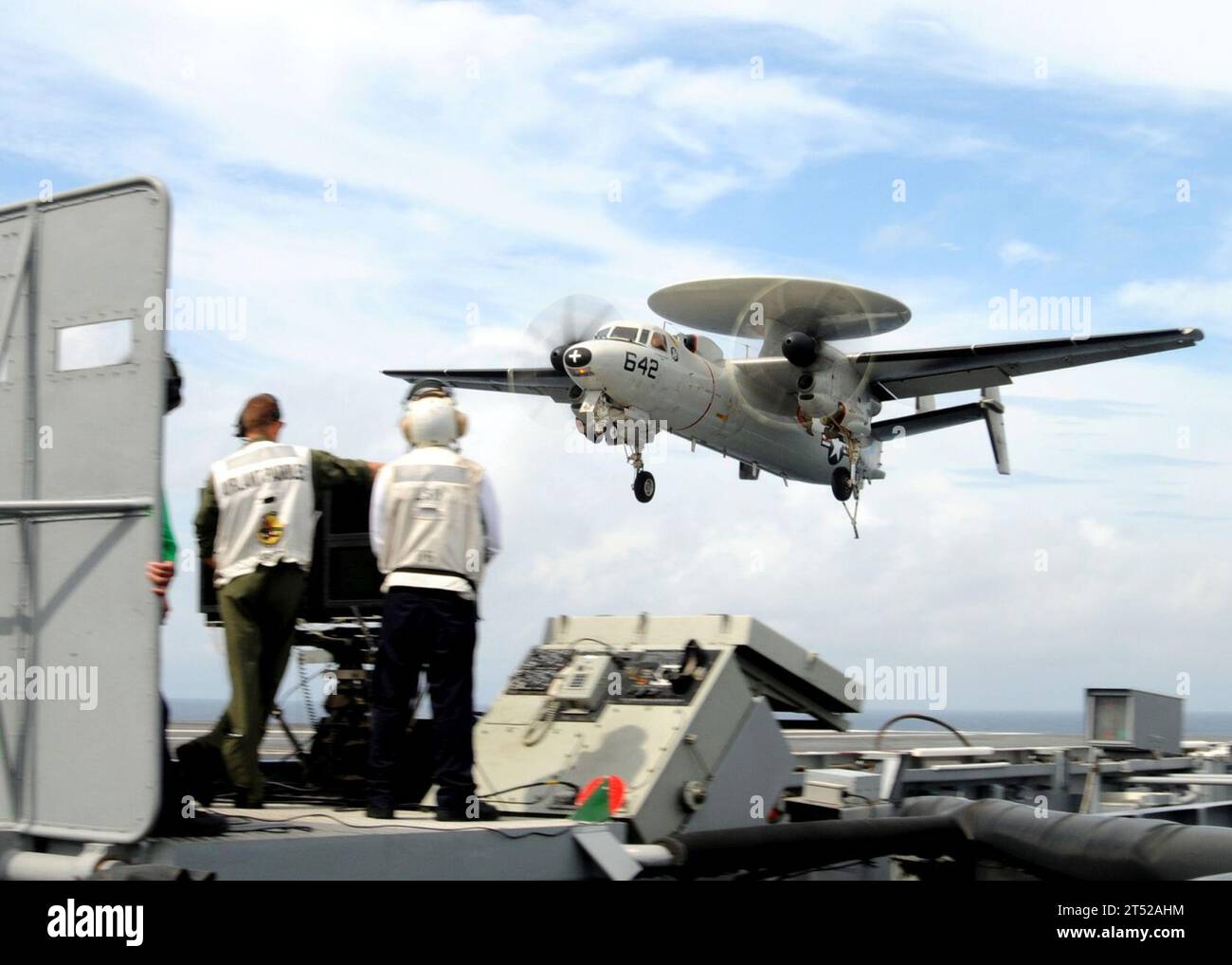 1008226632S-309 ATLANTISCHER OZEAN (22. August 2010) Landungssignaloffiziere an Bord des Flugzeugträgers USS George H.W. Bush (CVN 77) beobachten eine E-2C Hawkeye von der Carrier Airborne Early Warning Squadron (VAW) 120. George H.W. Bush führt im Atlantischen Ozean Ausbildungsoperationen durch. Marineblau Stockfoto