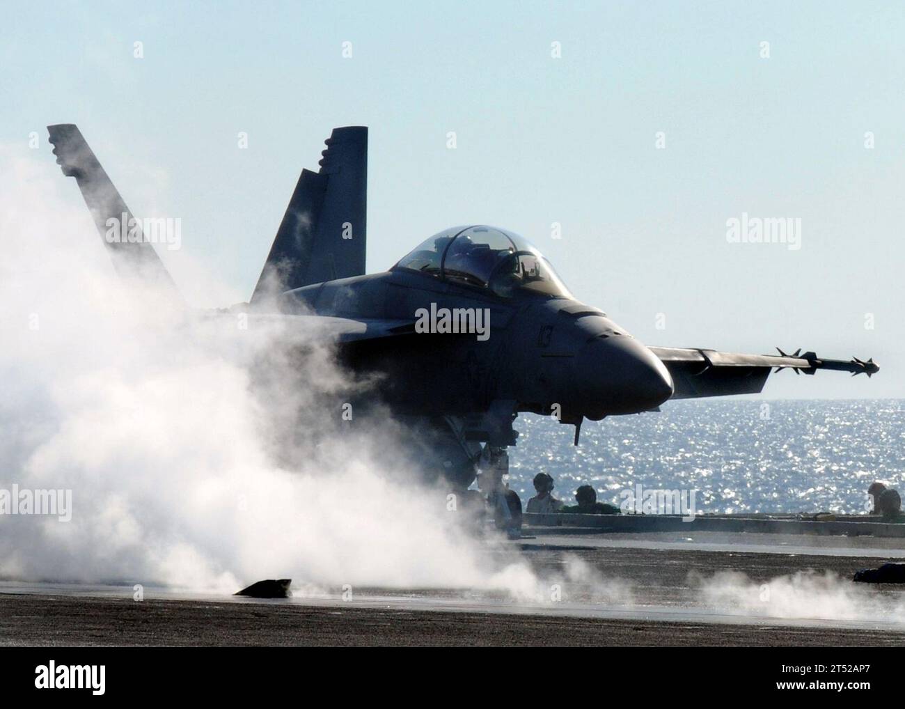 110712DS193-002 INDISCHER OZEAN (12. Juli 2011) eine F/A-18F Hornet der Diamondbacks of Strike Fighter Squadron (VFA) 102 bereitet sich auf den Start des Katapults Nummer vier an Bord des Flugzeugträgers USS George Washington (CVN 73) vor. George Washington verfügt über vier dampfbetriebene Katapulte, die Flugzeuge von null auf fast 200 Meilen pro Stunde in weniger als 200 Fuß starten können. George Washington ist im Zuständigkeitsbereich der 7. US-Flotte unterwegs. Marineblau Stockfoto