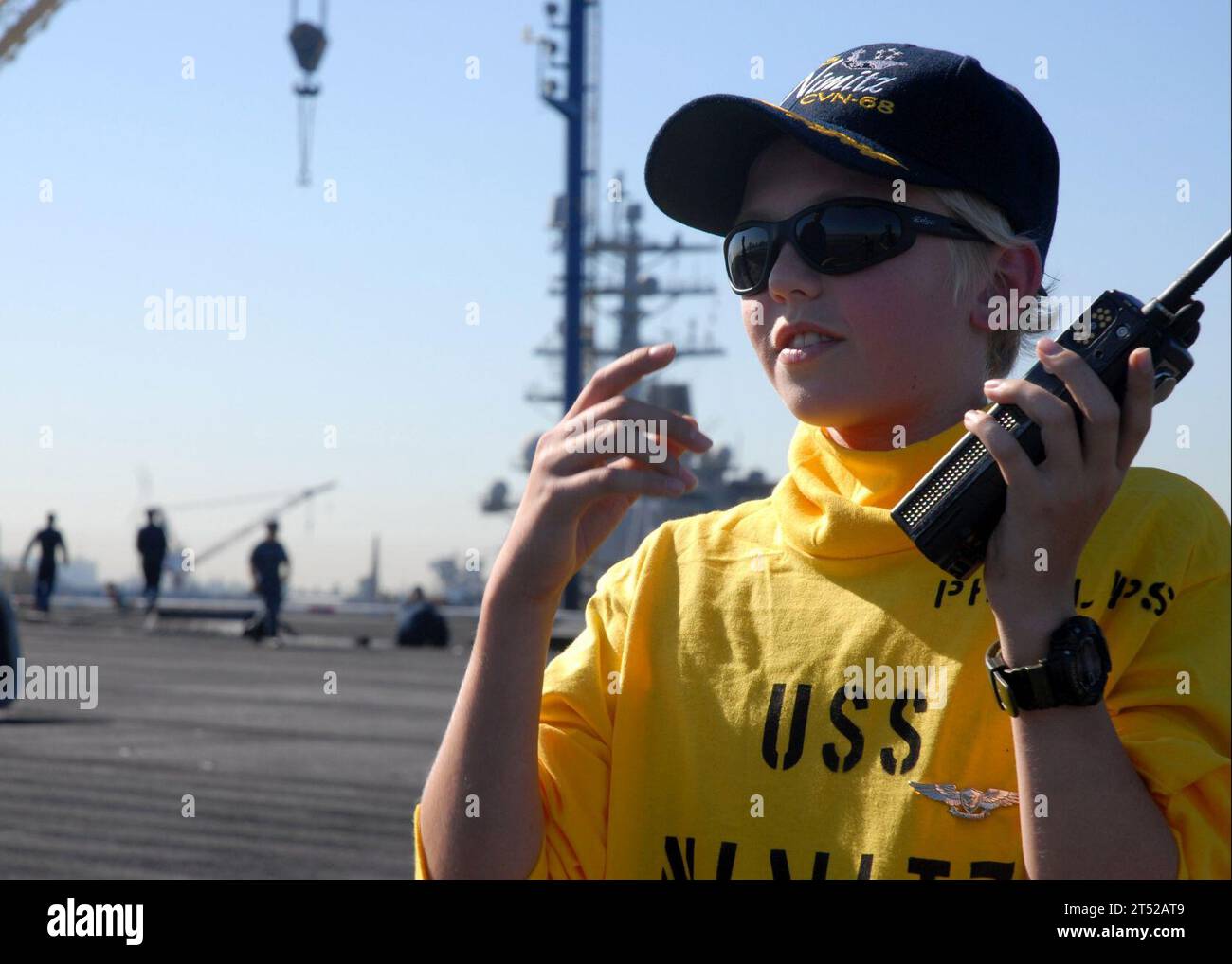 1009272811A-078 SAN DIEGO (27. September 2010) Linus Phillips kommuniziert mit Commander. Charles Hayden, Flugchef an Bord des Flugzeugträgers USS Nimitz (CVN 68), vom shipХs-Deck aus während einer Tour. Phillips, dessen Wunsch von der MakeWish Foundation erfüllt wurde, wurde für diesen Tag zum Ehrenkommandanten ernannt. Marineblau Stockfoto