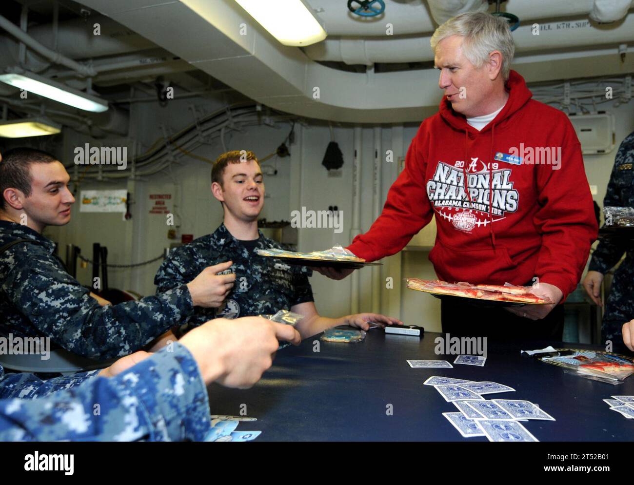 1102066632S-624 ATLANTISCHER OZEAN (6. Februar 2011) US-Rep. Mo Brooks (R-Ala.) Verteilt Cookies, die von verschiedenen Schulen gespendet wurden, an Seeleute an Bord des Flugzeugträgers USS George H.W. Bush (CVN 77). George H.W. Bush ist unterwegs im Atlantik und führt eine Trainingseinheit durch. Marineblau Stockfoto