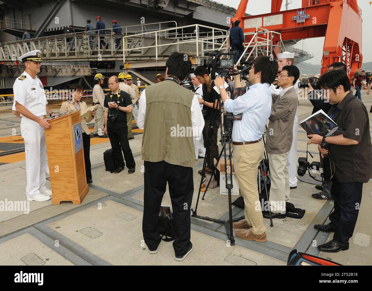 110612DS193-002 YOKOSUKA, Japan (12. Juni 2011) Kapitän David A. Lausman, Kommandant des Flugzeugträgers USS George Washington (CVN 73), hält eine Pressekonferenz für japanische Medien bei Fleet Activities Yokosuka. Die Pressekonferenz vor der Patrouille wurde abgehalten, um Fragen zu beantworten und Bedenken hinsichtlich der Abreise der Schiffe für eine geplante Sommerpatrouille zu äußern. Mehr als 5.500 Seeleute von George Washington und Carrier Air Wing (CVW) 5 werden mit regionalen Partnern zusammenarbeiten und dabei helfen, Sicherheit und Stabilität zu gewährleisten und auf jede Krise im gesamten operativen Spektrum gezielt reagieren zu können. Marineblau Stockfoto