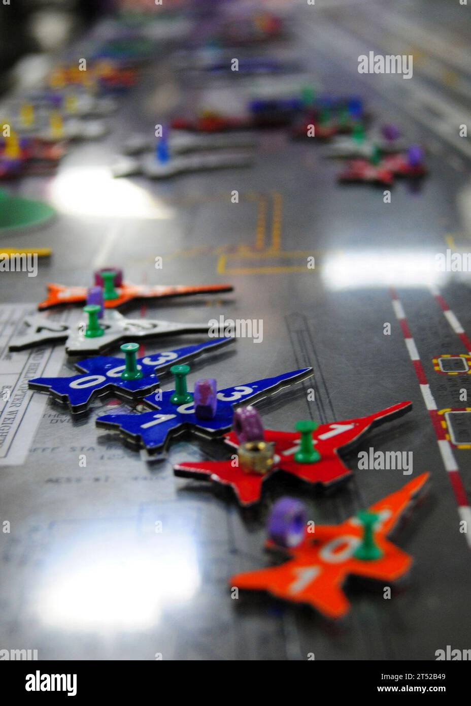 1012192953W-028 PACIFIC OCEAN (19. Dezember 2010) die Seeleute positionieren Flugzeugmarkierungen auf dem Ouija-Board während einer simulierten allgemeinen Viertelübung an Bord des Flugzeugträgers USS Carl Vinson (CVN 70). Carl Vinson und Carrier Air Wing (CVW) 17 befinden sich auf einer dreiwöchigen Trainingseinheit, gefolgt von einem Einsatz in den Zuständigkeitsbereichen der 7. Und 5. US-Flotte. Marineblau Stockfoto