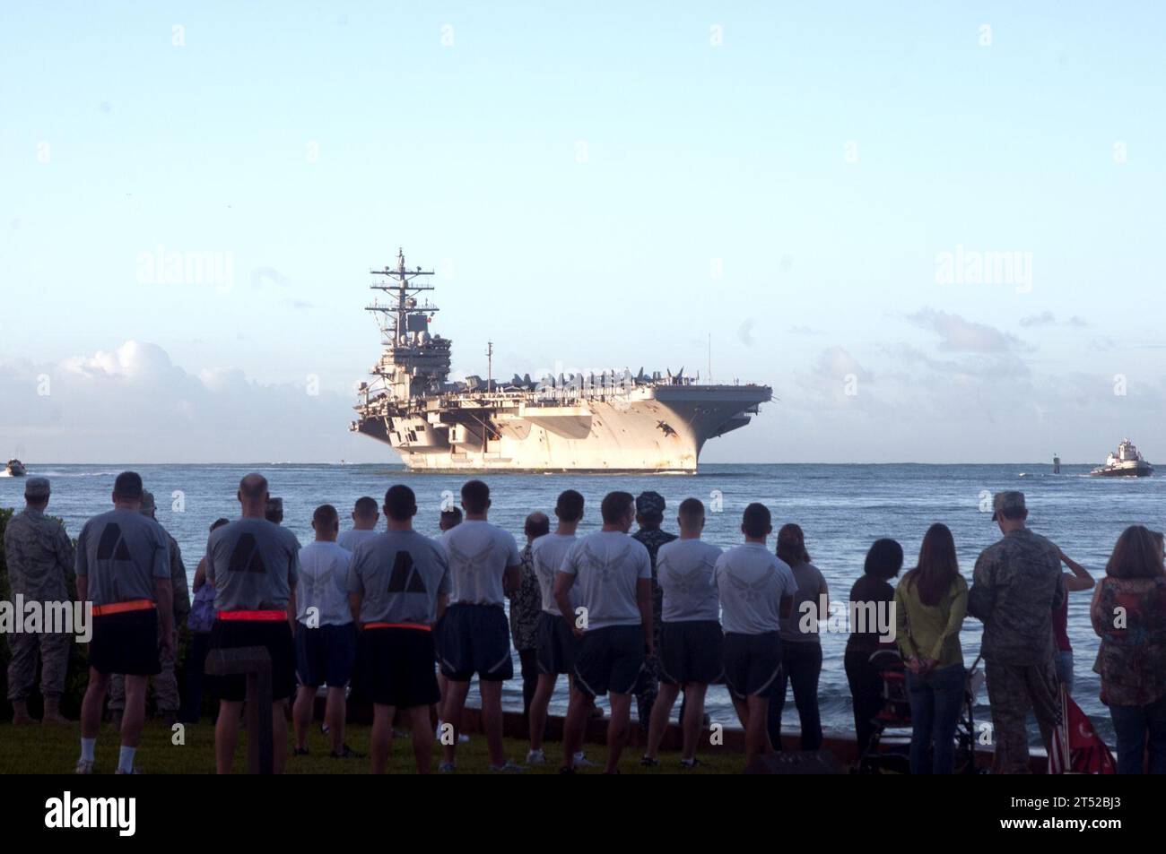 110831XD424-028 PEARL HARBOR (31. August 2011) der Flugzeugträger der Nimitz-Klasse USS Ronald Reagan (CVN 76) kommt auf der Joint Base Pearl Harbor-Hickam an. Ronald Reagan kehrte vor kurzem von einem siebenmonatigen Einsatz zurück, bei dem er bei Tsunami-Hilfsmaßnahmen in Japan half. Marineblau Stockfoto