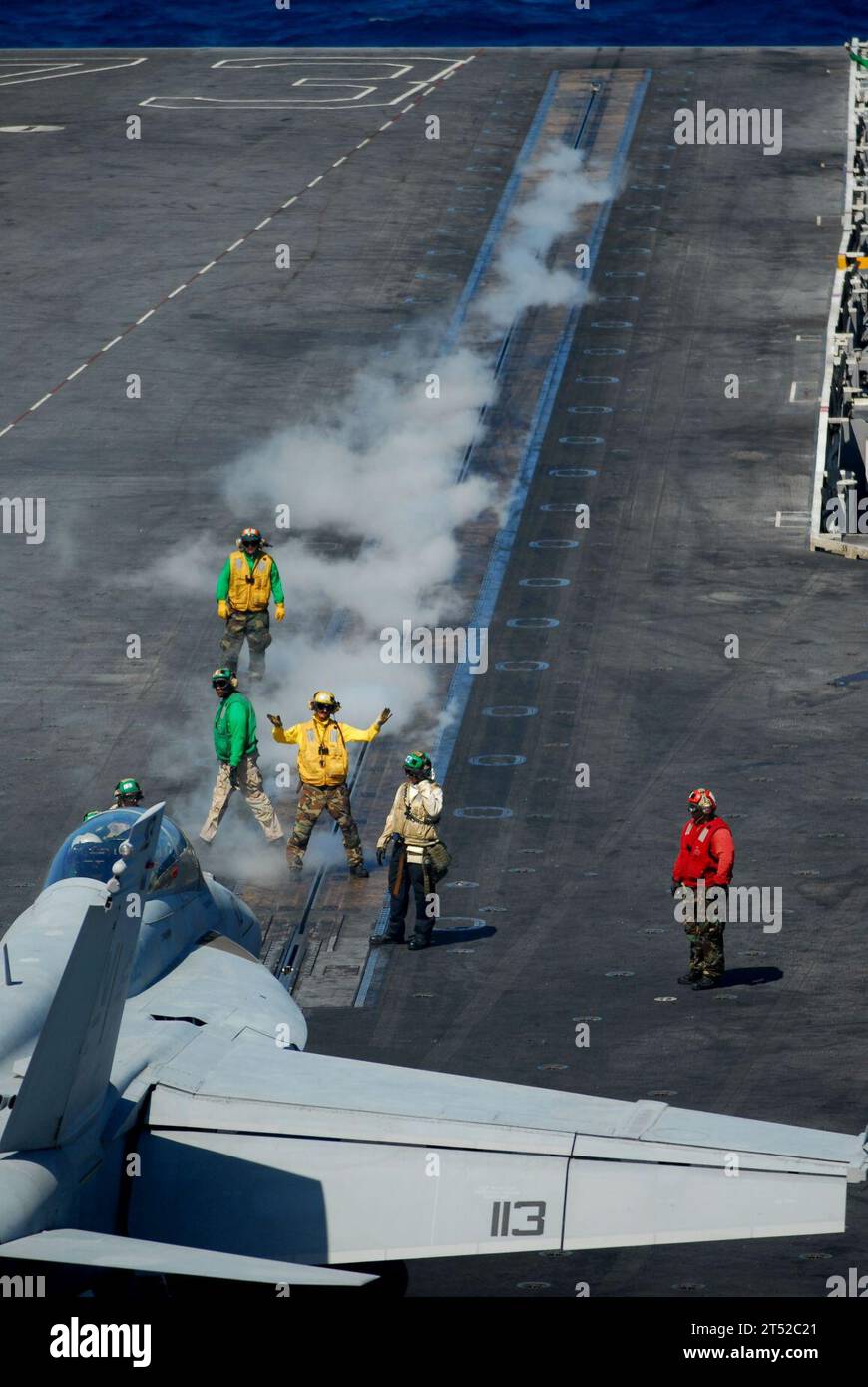 110707WW409-318 INDISCHER OZEAN (7. Juli 2011) Seeleute leiten eine F/A-18F Super Hornet, die den Diamondbacks der Strike Fighter Squadron (VFA) 102 an Bord des Flugzeugträgers USS George Washington (CVN 73) zugewiesen ist. George Washington begann seine letzte Patrouille am 12. Juni und verließ seine Forward Operating Base bei Commander, Fleet Activities Yokosuka. Marineblau Stockfoto