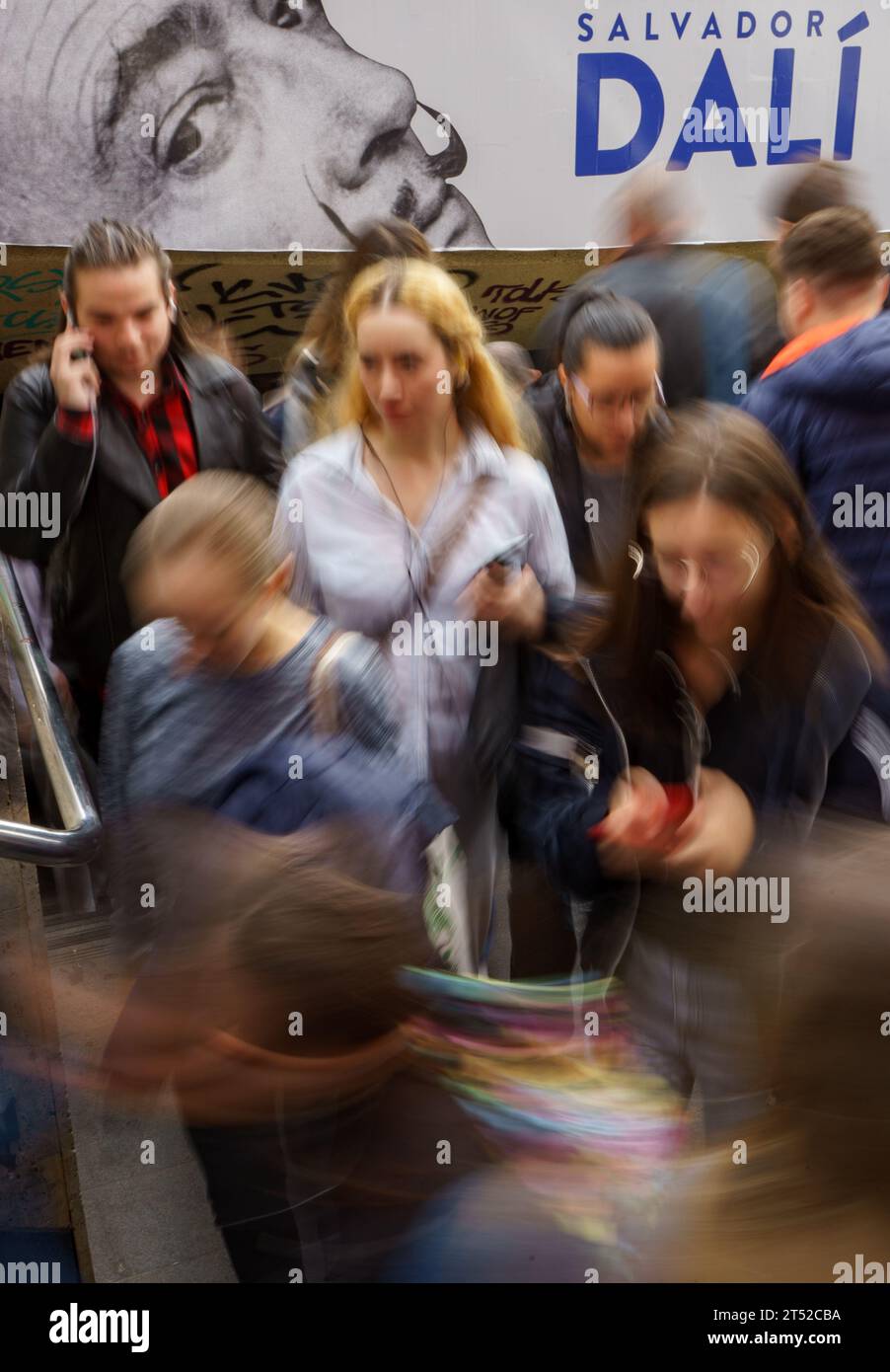 Bukarest, Rumänien. 2. November 2023: Studenten der Universität Bukarest gehen unter dem Banner der größten Ausstellung Rumäniens von authentischen Werken des berühmten Künstlers Salvador Dali „das Universum von Salvador Dalí“. Die vom Kulturzentrum der Gemeinde Bukarest organisierte Ausstellung findet vom 13. Dezember 2023 bis zum 12. Mai 2024 statt. Quelle: Lucian Alecu/Alamy Live News Stockfoto