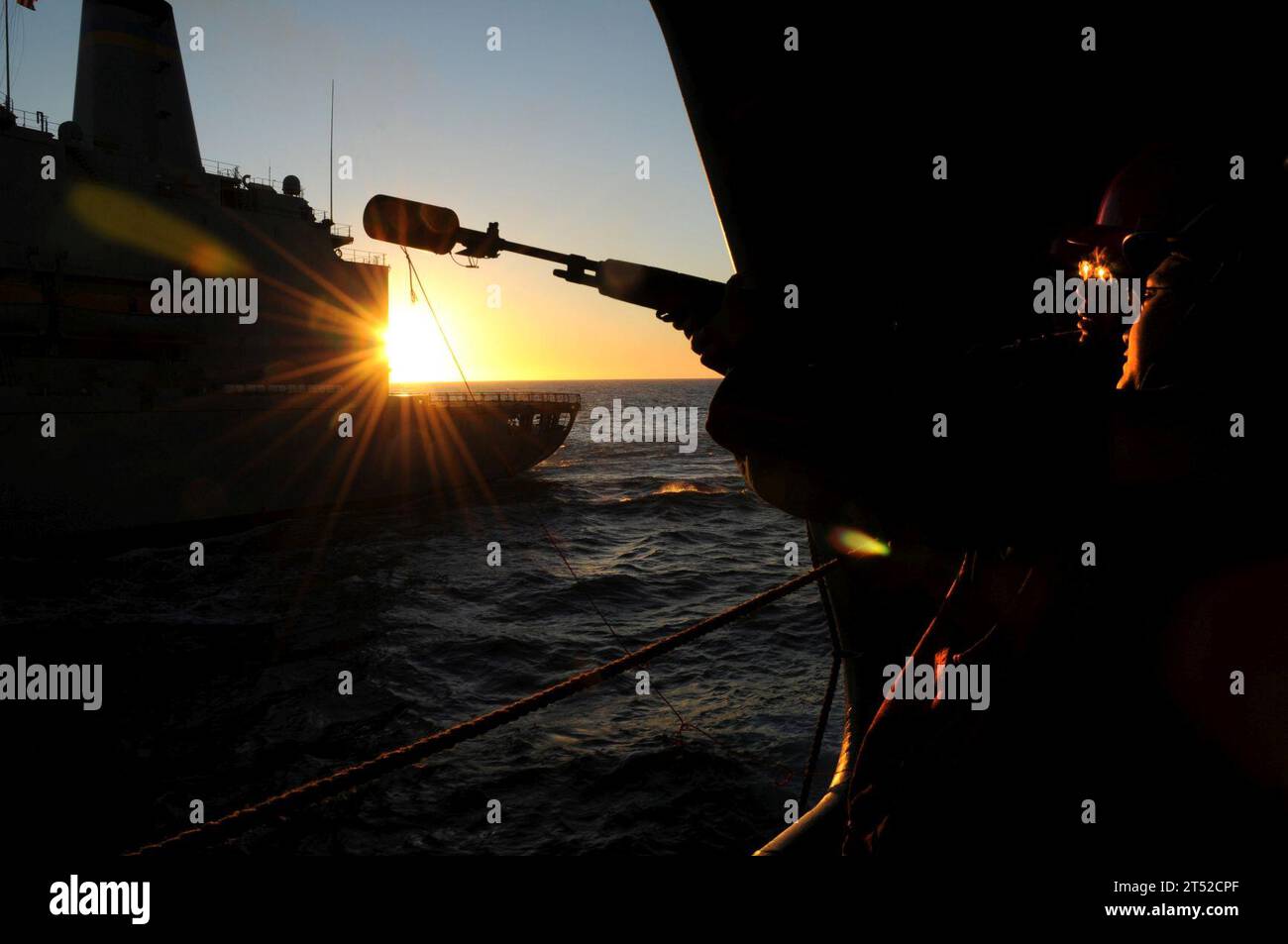 Flugzeugträger, Flottenauffüllöler, militärisches Sealift-Kommando, Marine, AUFFÜLLUNG AUF SEE, U.S. Navy, USNS Yukon (T-AO 202), USS Ronald Reagan (CVN 76) Stockfoto