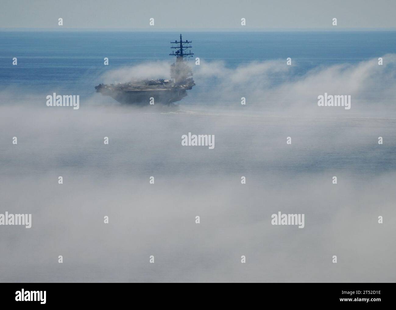 1011055684M-121 PAZIFISCHER OZEAN (5. November 2010) der Flugzeugträger USS Ronald Reagan (CVN 76) manövriert durch Nebel im Pazifik. Die Ronald Reagan Carrier Strike Group führt eine zusammengesetzte Trainingseinheit durch, um eine bevorstehende Bereitstellung vorzubereiten. Marineblau Stockfoto