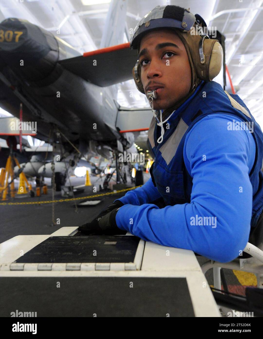 Flugzeugträger, George H.W. Bush, HANGAR BAY, Navy, Spottdolly, U.S. Navy, USS George H.W. Bush (CVN 77) Stockfoto