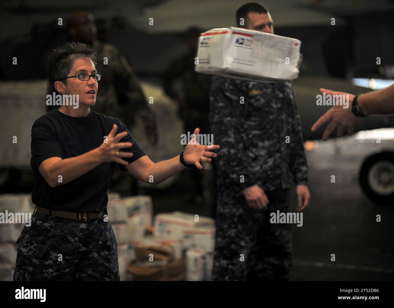 1012165016P-082 ARABIAN SEA (16. Dezember 2010) Master Chief Susan Whitman, Kommandomeister an Bord des Flugzeugträgers USS Abraham Lincoln (CVN 72), hilft der shipХs-Besatzung bei der Organisation von Urlaubsposten während einer Auffüllung auf See. Die Abraham Lincoln Carrier Strike Group ist im Zuständigkeitsbereich der 5. US-Flotte stationiert und unterstützt die Maßnahmen zur Gefahrenabwehr im Seeverkehr und zur Zusammenarbeit im Bereich der Theatersicherheit. Marineblau Stockfoto
