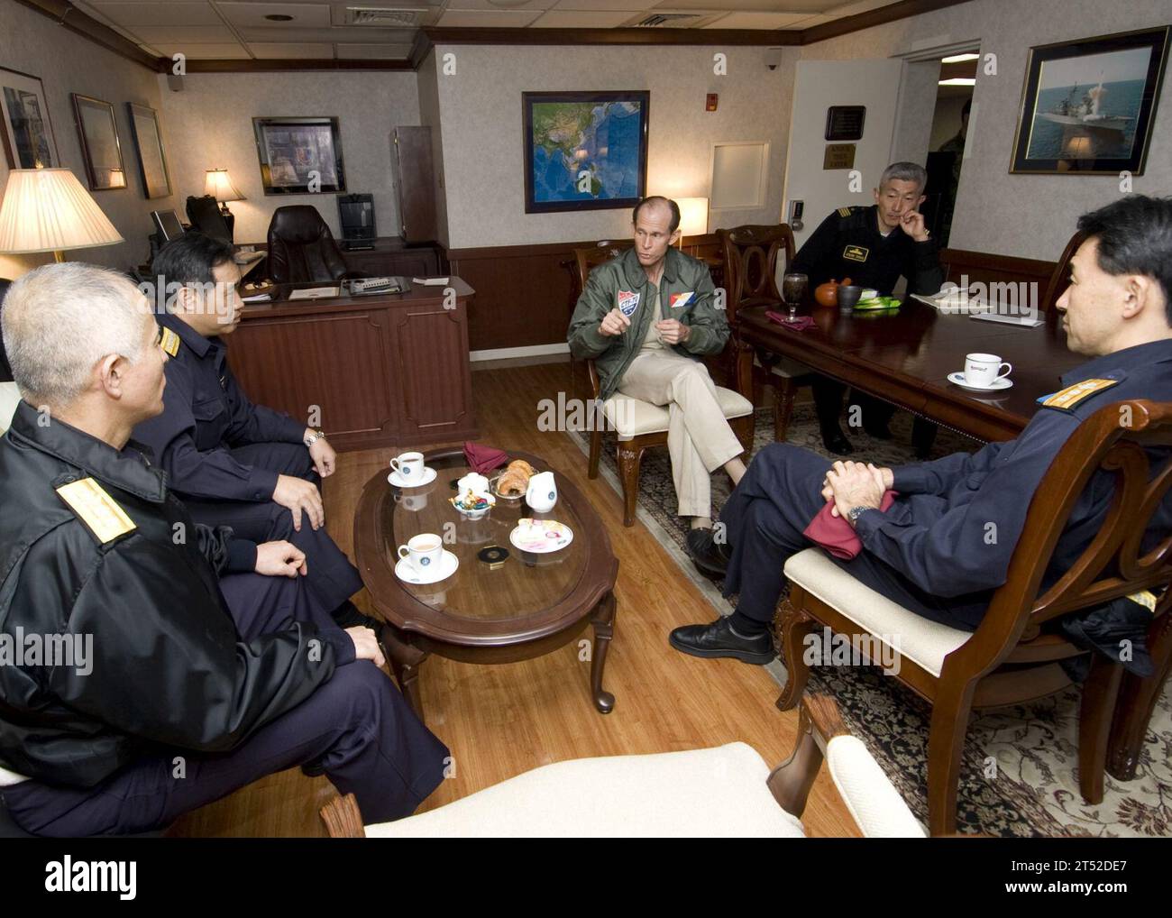 1012049626Y-005 PACIFIC OCEAN (4. Dezember 2010) Dan Cloyd, Kommandeur der Task Force (CTF) 70, diskutiert den Zeitplan für Keen Sword 2010 mit Admiralen der japanischen Maritime Self-Defense Force an Bord des Flugzeugträgers USS George Washington (CVN 73). George Washington nimmt an Keen Sword 2010 Teil, einer geplanten gemeinsamen Übung mit der japanischen Maritime Self-Defense Force bis zum 10. Dezember. Marineblau Stockfoto