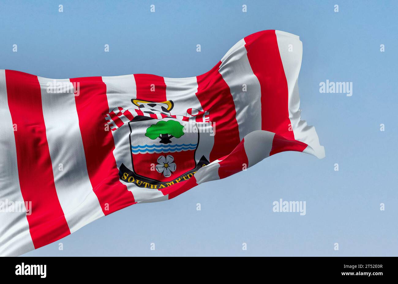 Southampton, UK, 5. Oktober 2023: Die Flagge des Southampton Football Club winkt an einem klaren Tag im Wind. Englischer Profifußballverein. Illustrierend Stockfoto