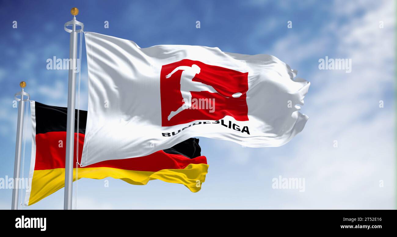 München, DE, 29. Oktober 2023: Bundesliga-Fahnen wehen mit deutscher Flagge an einem klaren Tag. Berufsverband Fussballliga in Deutschland. Illustrativ Stockfoto