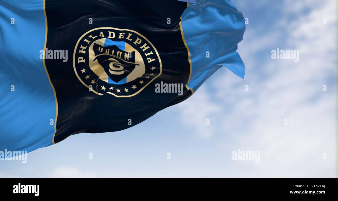 Chester, USA, okt. 2023: Die Flagge der Union von Philadelphia winkt im Wind. Amerikanischer Profi-Fußballverein. MLS Eastern Conference. Illustrative Editoria Stockfoto