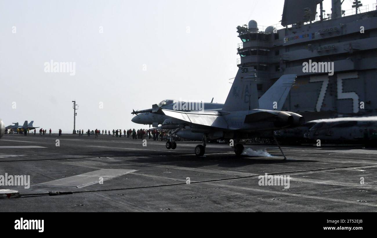 1007126362C-221 5th FLEET RESPONSIBILITY (12. Juli 2010) eine F/A-18C Hornet, die der Ragin' Bulls of Strike Fighter Squadron (VFA) 37 zugeordnet ist, landet auf dem Flugzeugträger USS Harry S. Truman (CVN 75). Die VFA-37 wird als Teil der Harry S. Truman Carrier Strike Group eingesetzt, um maritime Sicherheitsoperationen und die Zusammenarbeit im Bereich der Theatersicherheit in den Zuständigkeitsbereichen der 5. US-Flotte zu unterstützen. Marineblau Stockfoto