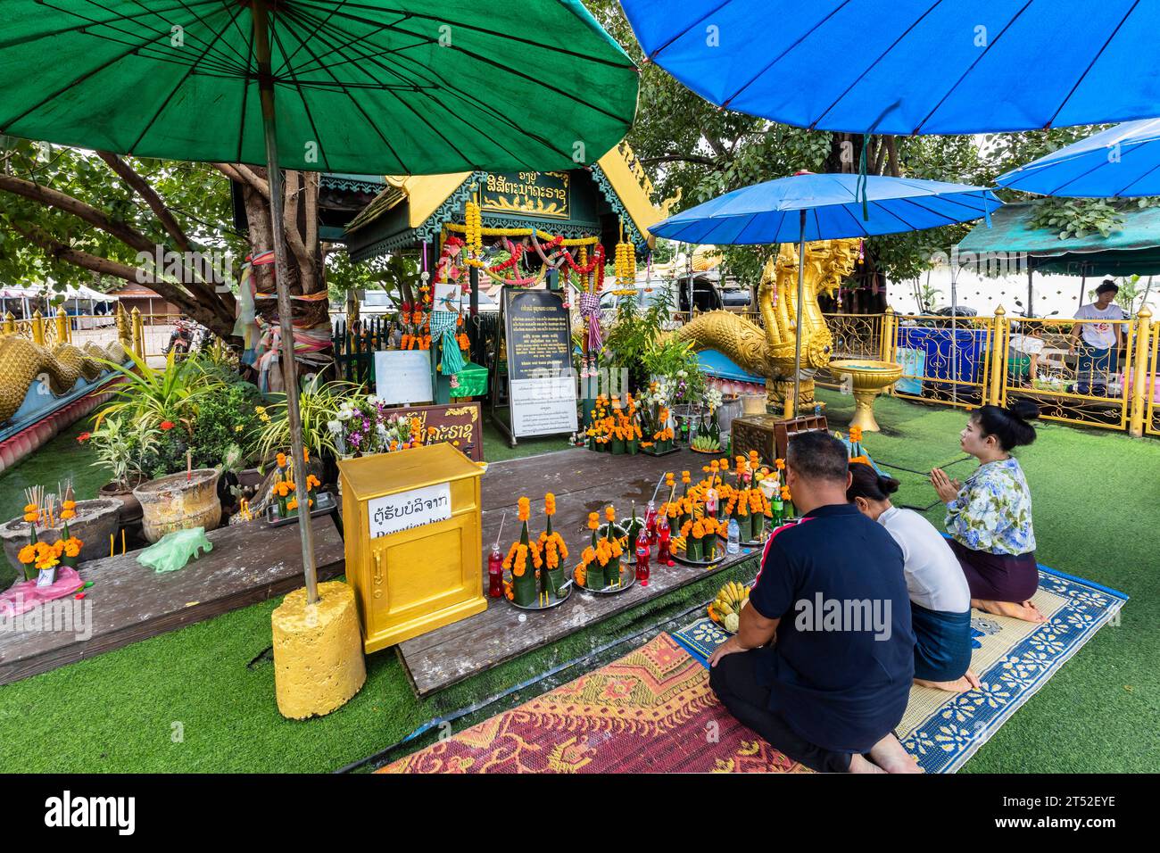 PHA That Luang, That Luang, buddhistische Stupa und Tempel, kleiner Schrein mit Naga Statue vor dem Hof, Vientiane, Laos, Südostasien, Asien Stockfoto