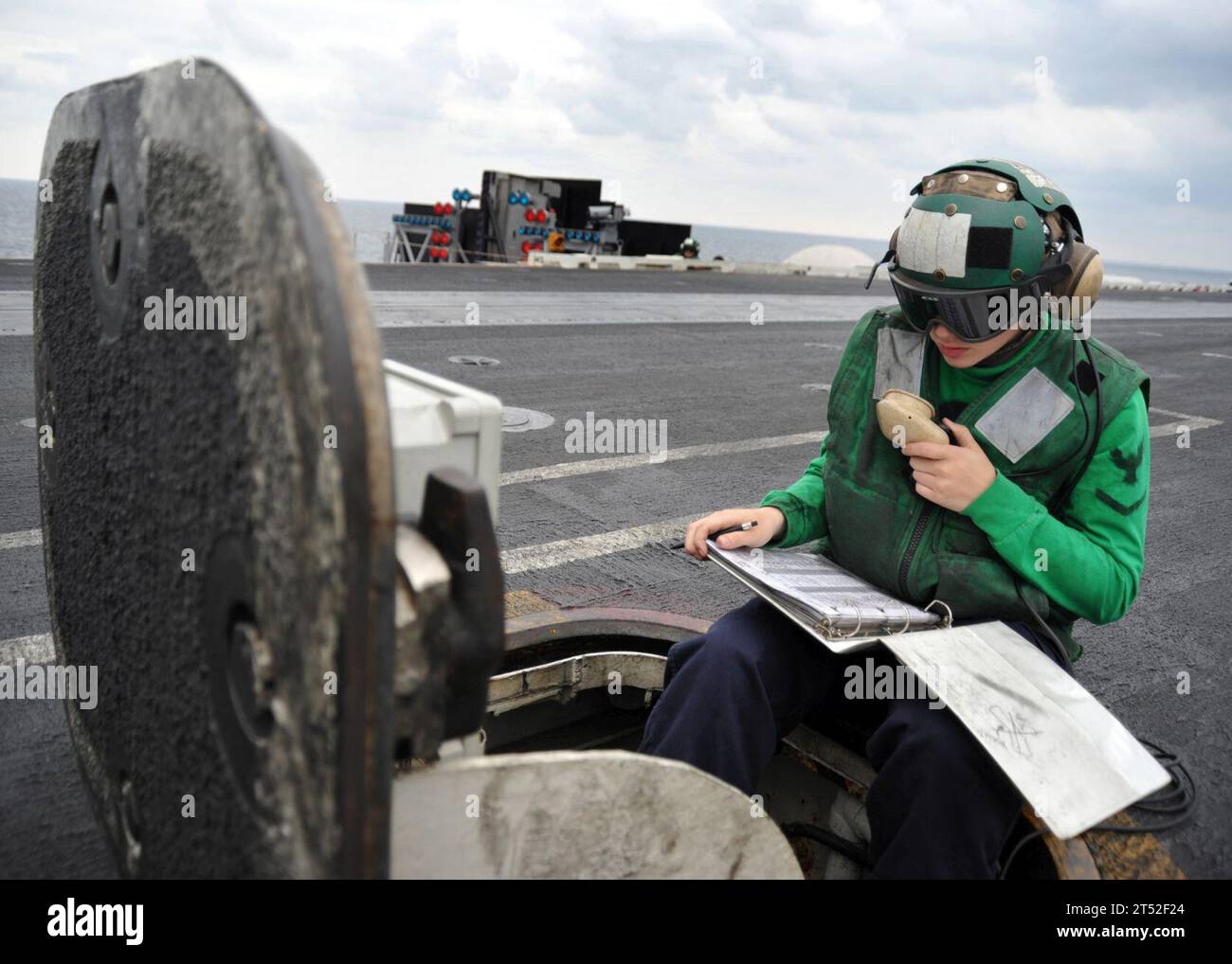 Flugzeug, Flugzeugträger, weibliche Besatzung, Katapultbesatzung, Flugdeck, Sailors, U.S. Navy, USS Abraham Lincoln (CVN 72) Stockfoto