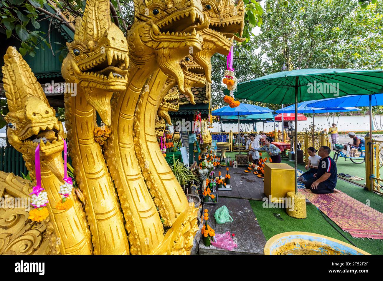 PHA That Luang, That Luang, buddhistische Stupa und Tempel, Naga Statue des kleinen Schreins außerhalb des Hofes, Vientiane, Laos, Südostasien, Asien Stockfoto
