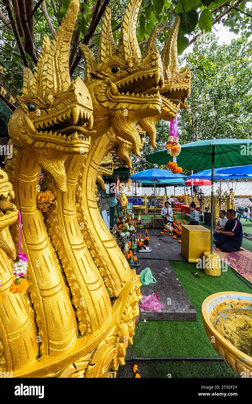 PHA That Luang, That Luang, buddhistische Stupa und Tempel, Naga Statue des kleinen Schreins außerhalb des Hofes, Vientiane, Laos, Südostasien, Asien Stockfoto