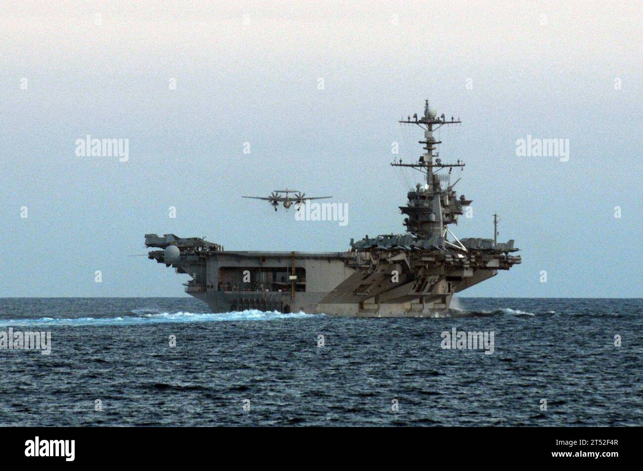 110718IO627-186 TIMOR SEA (18. Juli 2011) ein E-2C Hawkeye nähert sich dem Flugzeugträger USS George Washington (CVN 73) an, nachdem er an einem simulierten Luftangriff über Australien teilgenommen hatte. Curtis Wilbur nimmt an Talisman Sabre 2011 Teil, einer bilateralen Übung, die australische und US-Streitkräfte in der Planung und Durchführung kombinierter Task Force-Operationen ausbilden soll. Marineblau Stockfoto