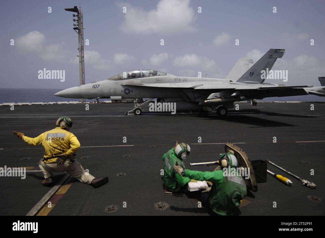 1008126362C-159 ARABISCHE SEE (12. August 2010) Ein Shooter signalisiert den Start einer F/A-18F Super Hornet, die den Schwertkämpfern der Strike Fighter Squadron (VFA) 32 an Bord des Flugzeugträgers USS Harry S. Truman (CVN 75) zugewiesen wurde. VFA-32 ist Teil der Harry S. Truman Carrier Strike Group, die maritime Sicherheitsoperationen und die Zusammenarbeit im Bereich der Theatersicherheit im Zuständigkeitsbereich der 5. US-Flotte unterstützt. Marineblau Stockfoto