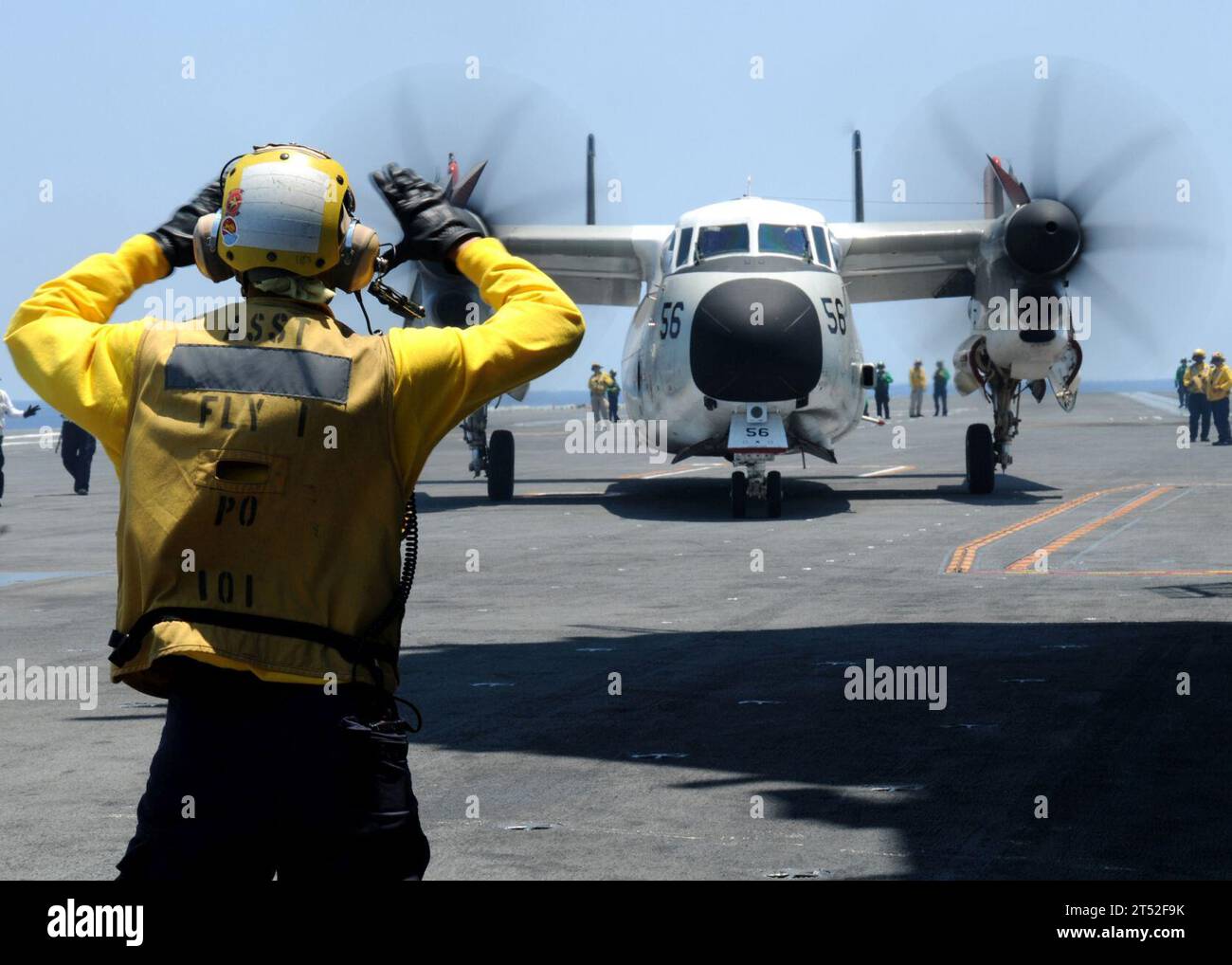1006127908T-078 ATLANTISCHER OZEAN (12. Juni 2010) Ein Matrose signalisiert den Piloten eines C-2A Greyhounds, der der Rawhides of Fleet Logistics Support Squadron (VRC) 40 an Bord des Flugzeugträgers USS George H.W. Bush (CVN 77) zugeordnet ist. George H.W. Bush führt im Atlantischen Ozean Ausbildungsoperationen durch. Marineblau Stockfoto