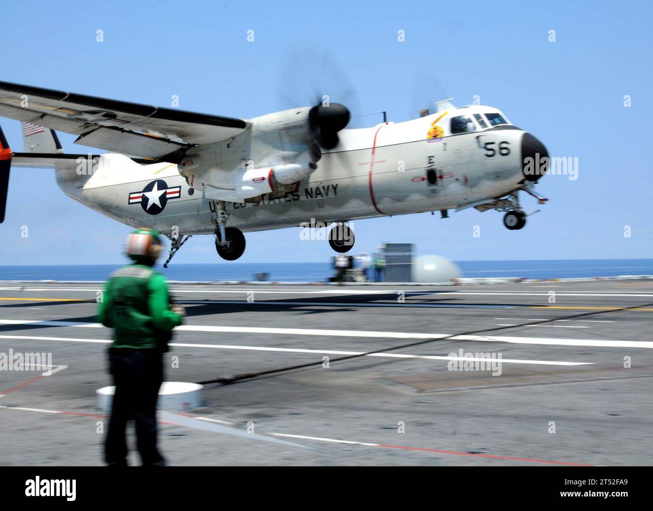 1006127908T-054 ATLANTISCHER OZEAN (12. Juni 2010) Ein Matrose beobachtet einen C-2A Windhund, der der Rawhides of Fleet Logistics Support Squadron (VRC) 40 zugeordnet ist, an Bord des Flugzeugträgers USS George H.W. Bush (CVN 77). George H.W. Bush führt im Atlantischen Ozean Ausbildungsoperationen durch. Marineblau Stockfoto