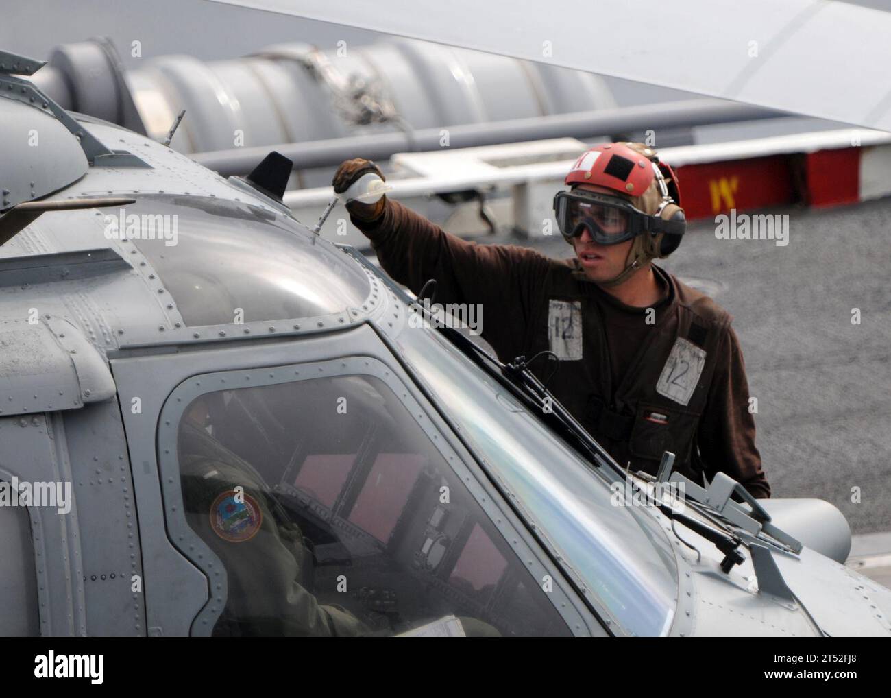 110926HI414-240 PAZIFISCHER OZEAN (26. September 2011) Ein Sailor reinigt die Windschutzscheibe eines MH-60S Sea Hawk Hubschraubers, der der Helicopter Sea Combat Squadron (HSC) 12 an Bord des Flugzeugträgers USS Abraham Lincoln (CVN 72) zugewiesen ist. Abraham Lincoln führt gerade eine Trainingseinheit durch. (U.S. Navy Stockfoto