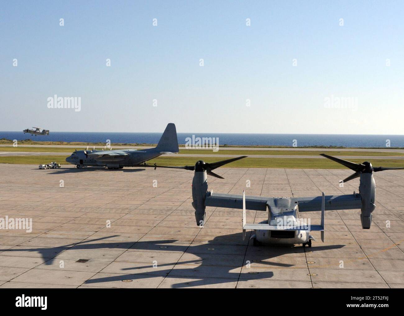 1001248241M-179 GUANTANAMO BAY, Kuba (24. Januar 2010) ein MV-22 Osprey, der den Golden Eagles of Marine Medium Tiltrotor Squadron (VMM) zugewiesen wurde, 162 Taxis zur Fluglinie am Flugplatz der Marinestation Guantanamo Bay. Die Goldenen Adler transportierten Paletten mit verzehrfertigen Mahlzeiten vom Flugplatz nach Haiti. Die Goldenen Adler unterstützen die Operation Unified Response, eine gemeinsame Operation, die humanitäre Hilfe nach einem Erdbeben der Stärke 7,0 bereitstellt, das das Land am 12. Januar 2010 verwüstete. Marineblau Stockfoto