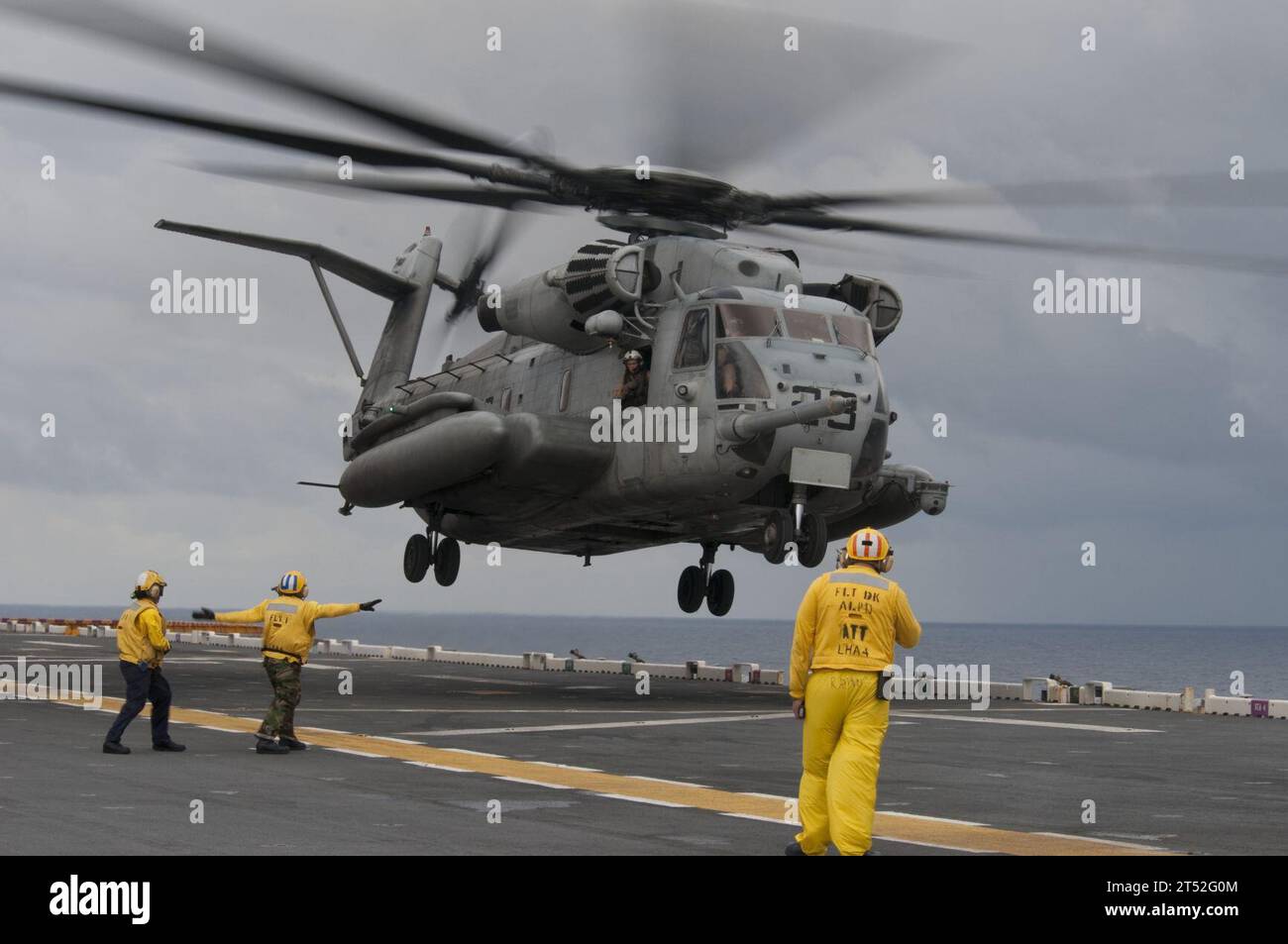 0910265319A-028 ATLANTISCHER OZEAN (26. Oktober 2009) während einer Composite Unit Training (COMPTUEX) hebt sich ein MH-53E Sea Dragon Helikopter vom Flugdeck des Amphibienflugzeugs USS Nassau (LHA 4) ab. COMPTUEX wurde entwickelt, um realistische Trainingsumgebungen für US-Marine-Streitkräfte bereitzustellen, die die operativen Herausforderungen, die bei militärischen Operationen weltweit üblich sind, genau nachbilden. Marineblau Stockfoto