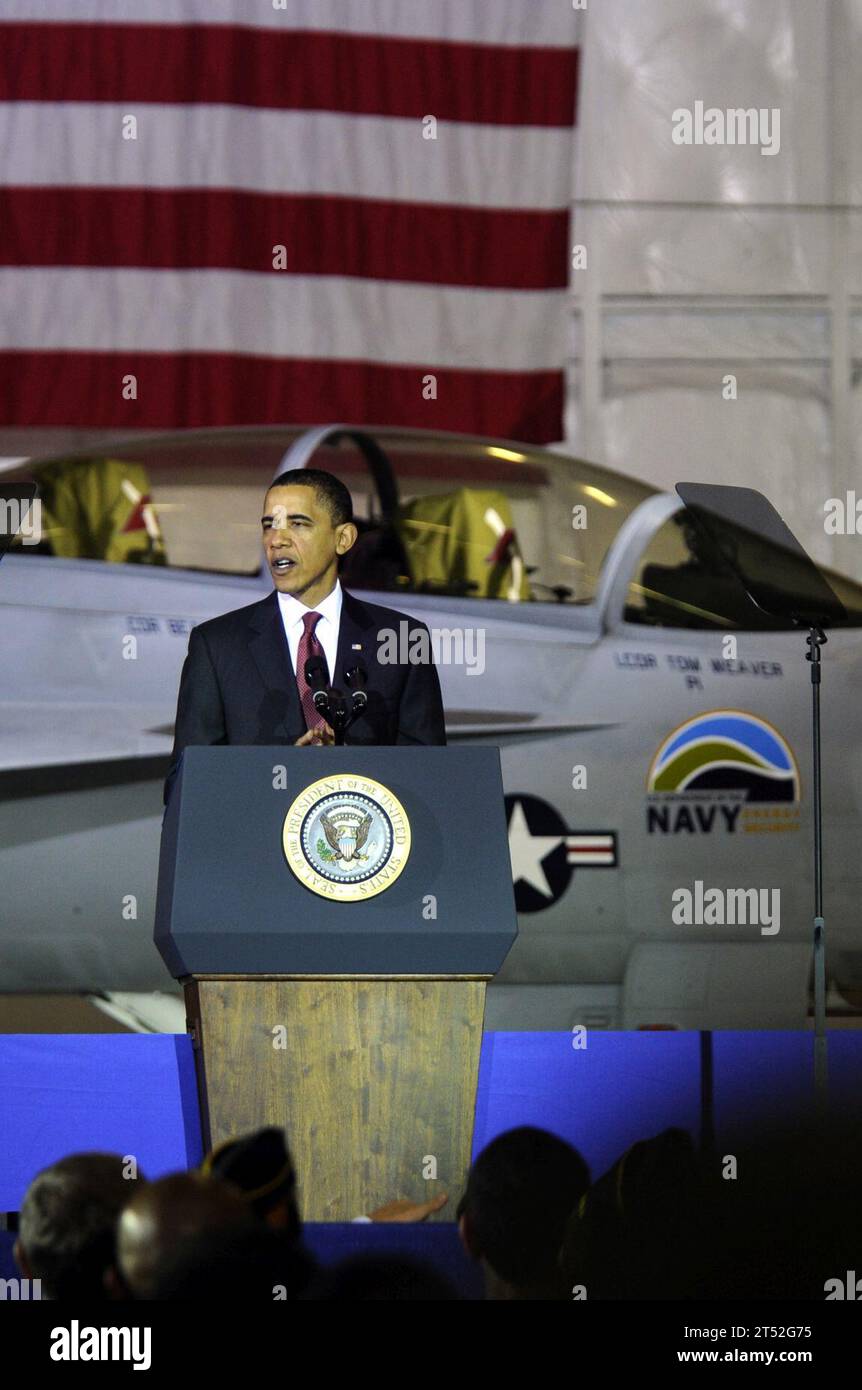 1003315549O-040 ANDREWS AIR FORCE BASE, MD. (31. März 2010) Präsident Barack Obama, zusammen mit der F/A-18 Green Hornet der Navy, kündigt heute zusätzliche Maßnahmen an, um die inländische Energieproduktion für die Nation zu steigern, einschließlich strategischer Bemühungen des Verteidigungsministeriums zur Verbesserung der Energiesicherheit. Das Green Hornet Biofuel Program ist das erste Testprogramm der Navy, bei dem die Leistung einer 50/50-Biokraftstoffmischung bewertet wird. Ziel der Navy ist es, die Zertifizierungsstandards für alternative, aus erneuerbaren Quellen gewonnene Brennstoffe zu entwickeln, die positiv oder umweltneutral sind und die Verfügbarkeit verbessern Stockfoto