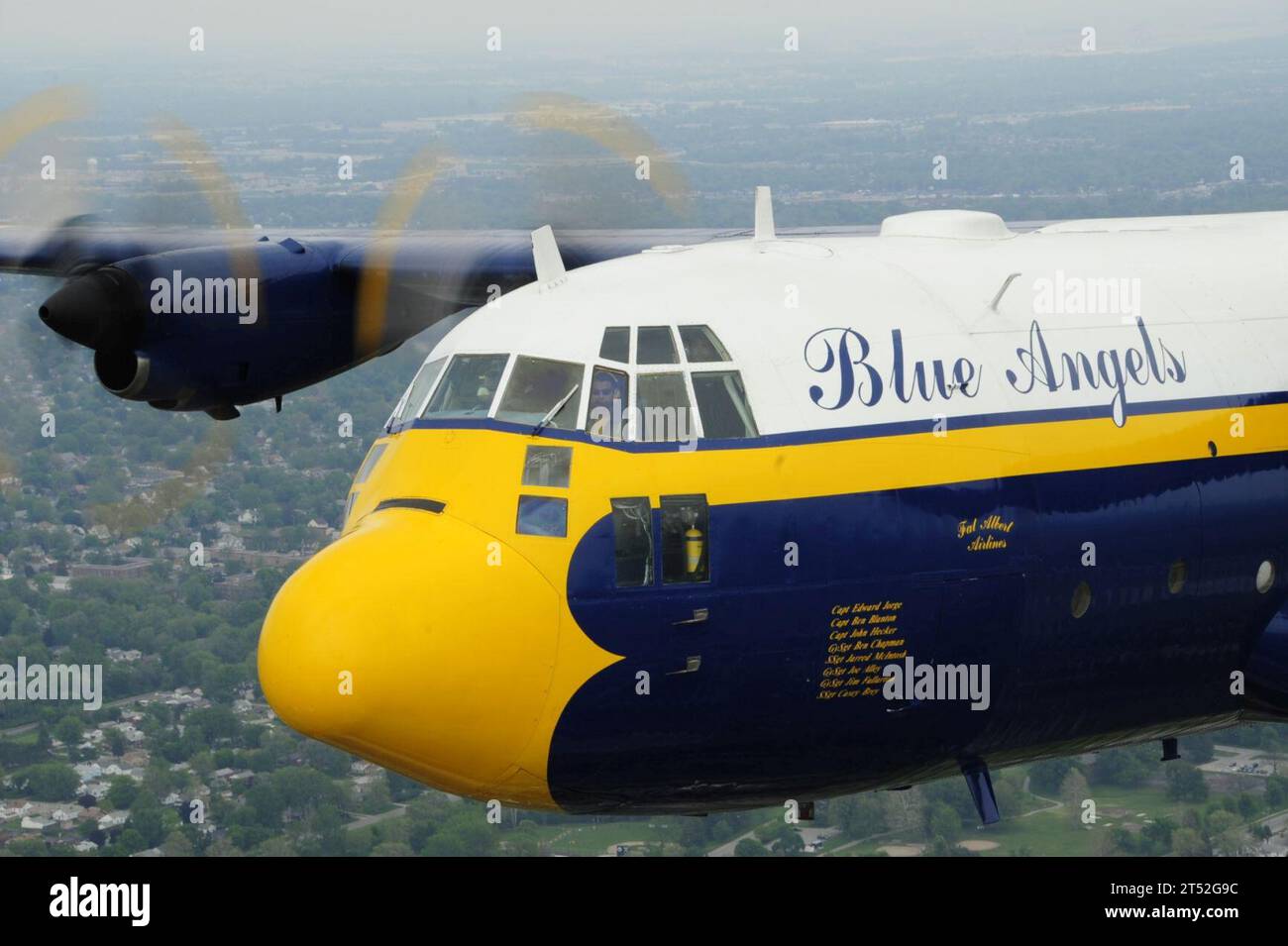 110512IR859-035 INDIANAPOLIS (12. Mai 2011) Marinekapitän Edward Jorge, ein Pilot der US Navy Flugdemonstrationsschwadron, die Blue Angels, fliegt während eines Fotoshootings mit Red Eagle Air Sports über Indianapolis. Die Blue Angels treten in Indianapolis im Rahmen der Showsaison 2011 auf und feiern die Hundertjahrfeier der Naval Aviation. Marineblau Stockfoto