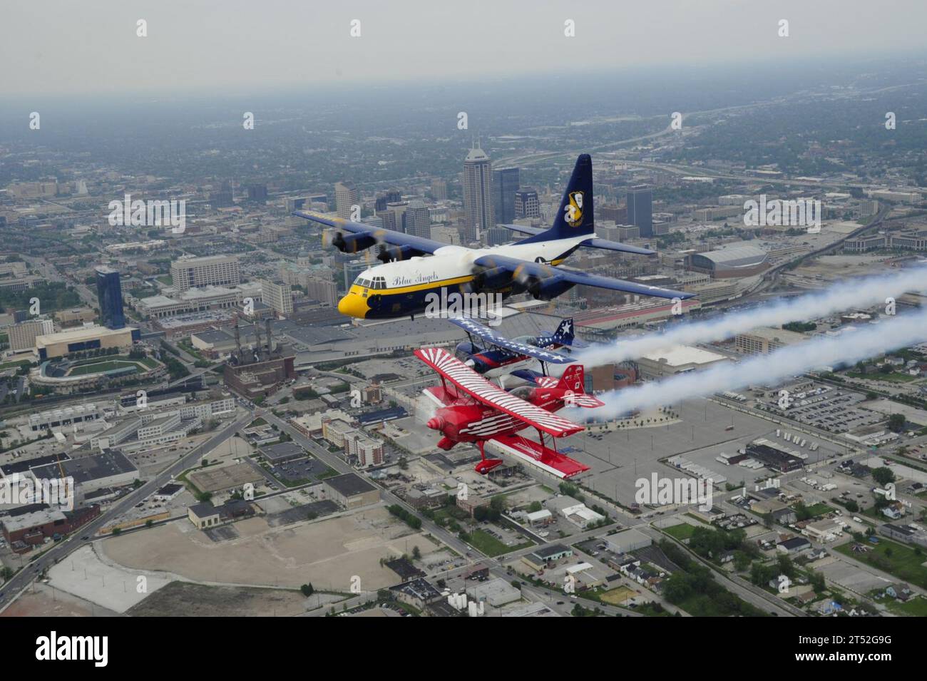 110512IR859-119 INDIANAPOLIS (12. Mai 2011) Mitglieder der US Navy Flugdemonstrationsschwadron, die Blue Angels, Piloten Fat Albert in Formation über Indianapolis mit zwei Red Eagle Air Sports Piloten. Die Blue Angels Red Eagle Air Sports treten in Indianapolis im Rahmen der Showsaison 2011 auf. Marineblau Stockfoto