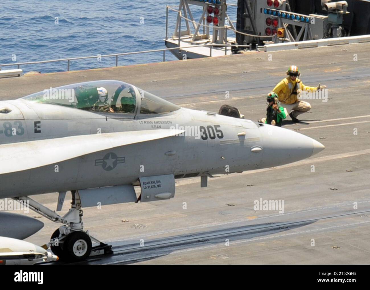 1005126107D-051 NORDARABISCHE SEE (12. Mai 2010) ein F/A-18C Hornet, das der Strike Fighter Squadron (VFA) 83 zugewiesen ist, bereitet sich auf den Start vom Flugzeugträger USS Dwight D. Eisenhower (CVN 69) vor. Die Eisenhower Carrier Strike Group wird im Rahmen einer laufenden Rotation von vorwärtsgerichteten Truppen eingesetzt, um die maritimen Sicherheitsoperationen im Zuständigkeitsbereich der 5. US-Flotte zu unterstützen. Marineblau Stockfoto
