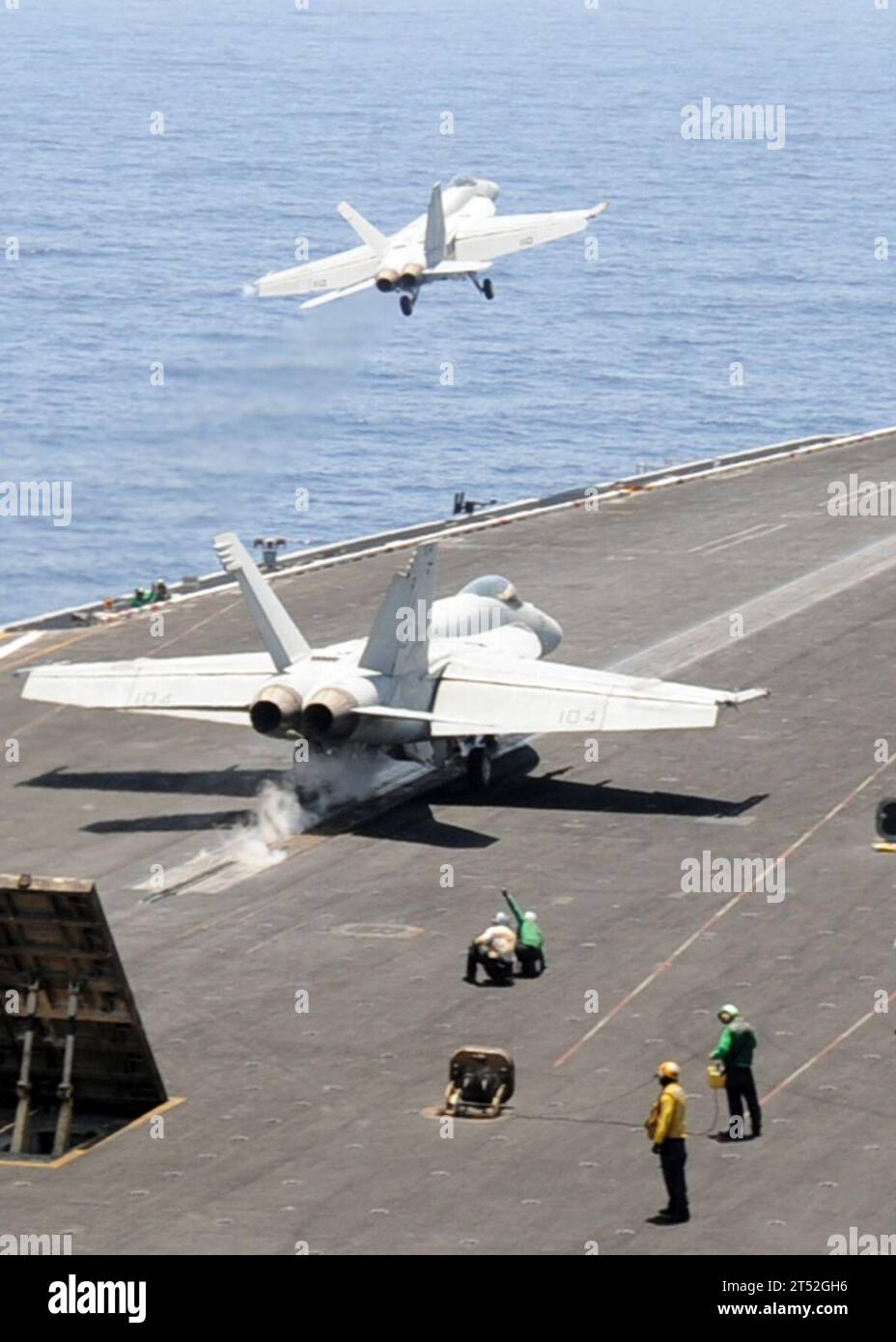 1005126107D-055 NORDARABISCHE SEE (12. Mai 2010) F/A-18E Super Hornet Kampfjäger, die der Pukin' Dogs of Strike Fighter Squadron (VFA) 143 vom Flugzeugträger USS Dwight D. Eisenhower (CVN 69) zugeordnet sind. Die Eisenhower Carrier Strike Group wird im Rahmen einer laufenden Rotation von vorwärtsgerichteten Truppen eingesetzt, um die maritimen Sicherheitsoperationen im Zuständigkeitsbereich der 5. US-Flotte zu unterstützen. Marineblau Stockfoto