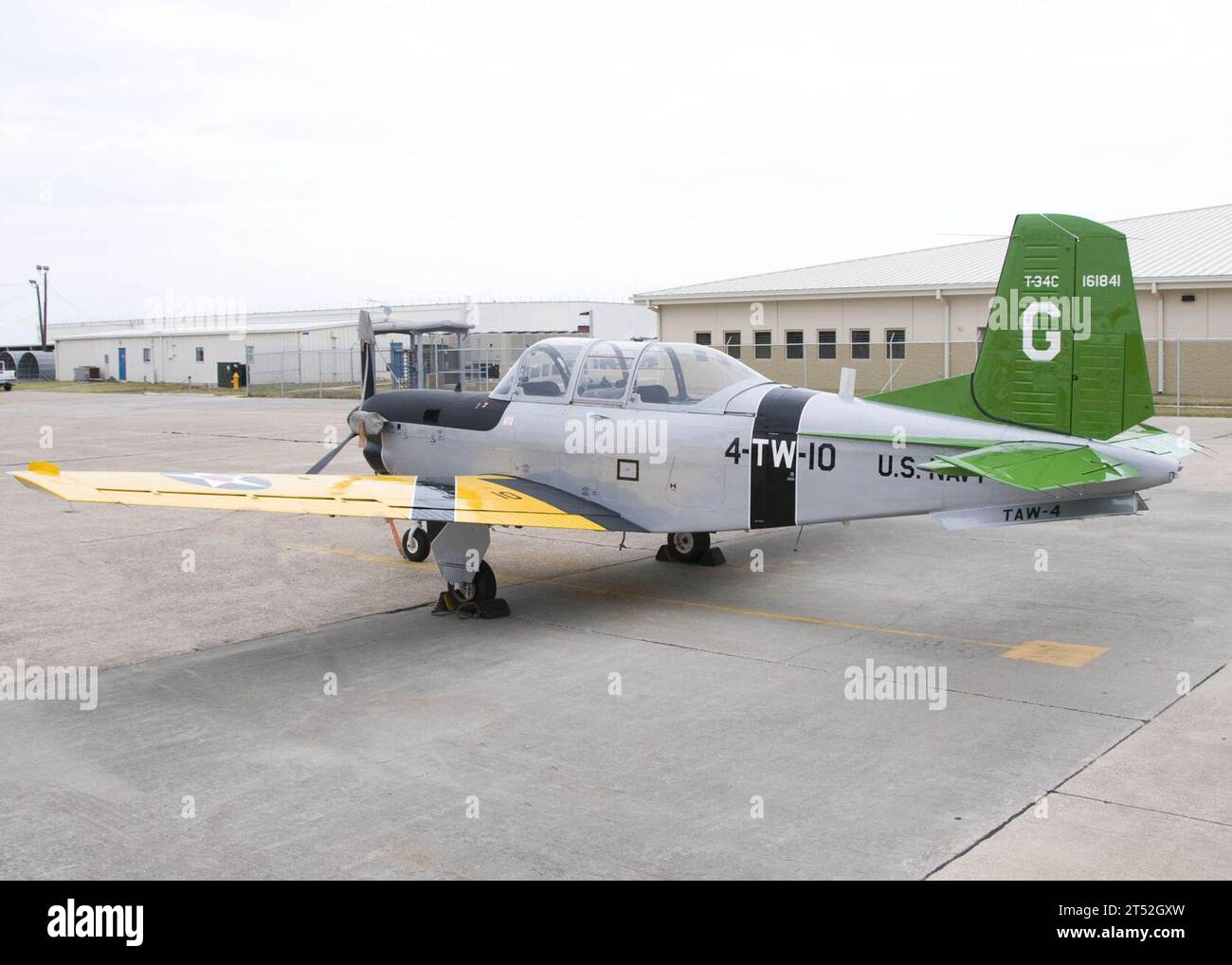 1012282728S-039 CORPUS CHRISTI, Texas (28. Dezember 2010) Ein T-34 Turbo mit dem Piloten des Zweiten Weltkriegs, der dem Training Air Wing 4 zugewiesen wurde, befindet sich in der Training Squadron (VT) 27. Während sich die Marineflugzeuge auf ihr 100-jähriges Bestehen im Jahr 2011 vorbereiten, werden mehr als 20 Flugzeuge der Flotte zum Gedenken an die Hundertjahrfeier der Marineflugfahrt mit fest- und Drehflugzeugen lackiert. Diese Flugzeuge werden statisch dem Chief of Naval Air Training Command unterstellt, als Erinnerung an die Beiträge und Opfer der Navy Aviators in Vergangenheit und Gegenwart sowie unseres Marine Corps und der Küstenwache A Stockfoto