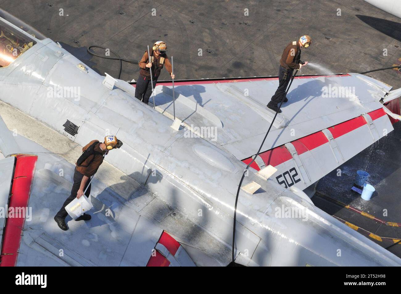 1006123595W-004 ARABISCHER GOLF (12. Juni 2010) Seeleute, die den Patriots of Electronic Attack Squadron (VAQ) 140 zugewiesen wurden, reinigen einen EA-6B Prowler auf dem Flugdeck des Flugzeugträgers USS Dwight D. Eisenhower (CVN 69). Die Eisenhower Carrier Strike Group wird im Rahmen einer fortlaufenden Rotation vorwärtsgerichteter Truppen eingesetzt, um die maritimen Sicherheitsoperationen im Zuständigkeitsbereich der 5. US-Flotte zu unterstützen. Marineblau Stockfoto