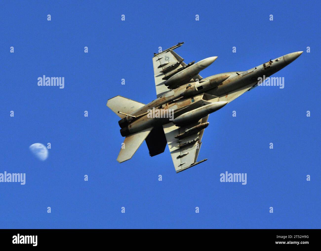 0806127981E-504 PERSISCHER GOLF (12. Juni 2008) eine F/A-18F Super Hornet, die den „Bounty Hunters“ der Strike Fighter Squadron (VFA) 2 zugewiesen ist, bricht in das Landemuster über dem Flugdeck des Flugzeugträgers USS Abraham Lincoln (CVN 72) ein. Lincoln wird in den Zuständigkeitsbereich der 5. US-Flotte eingesetzt, der die maritimen Sicherheitseinsätze unterstützt. US Navy Stockfoto