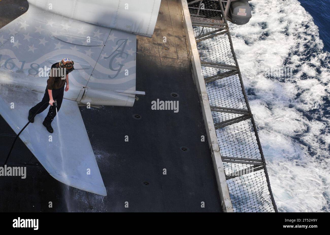 1006123595W-003 ARABISCHER GOLF (12. Juni 2010) Ein Seemann, der den Patriots of Electronic Attack Squadron (VAQ) 140 zugewiesen wurde, reinigt einen EA-6B Prowler auf dem Flugdeck des Flugzeugträgers USS Dwight D. Eisenhower (CVN 69). Die Eisenhower Carrier Strike Group wird im Rahmen einer fortlaufenden Rotation vorwärtsgerichteter Truppen eingesetzt, um die maritimen Sicherheitsoperationen im Zuständigkeitsbereich der 5. US-Flotte zu unterstützen. Marineblau Stockfoto