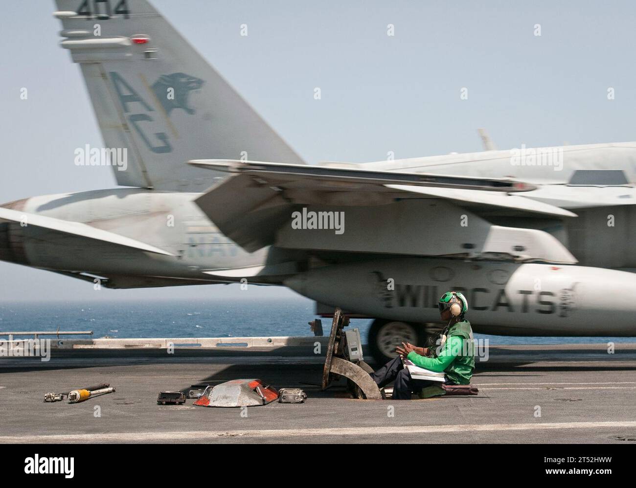 1006171928O-207 ARABISCHER GOLF (17. Juni 2010) eine F/A-18 Hornet überquert einen Sailor und katapultiert vom Flugzeugträger USS Dwight D. Eisenhower (CVN 69). Die Eisenhower Carrier Strike Group unterstützt die Operation Enduring Freedom. Marineblau Stockfoto