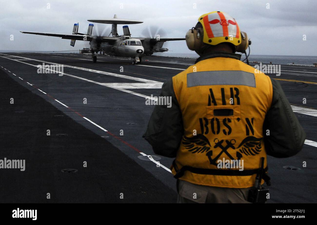 0911120673M-158 PAZIFISCHER OZEAN (12. November 2009) Ens. Kenyatto Mayes aus Tampa, Florida, beobachtet eine E-2C Hawkeye von den Golden Hawks der Carrier Airborne Early Warning Squadron (VAW) 112 an Bord des Flugzeugträgers USS John C. Stennis (CVN 74). Marineblau Stockfoto