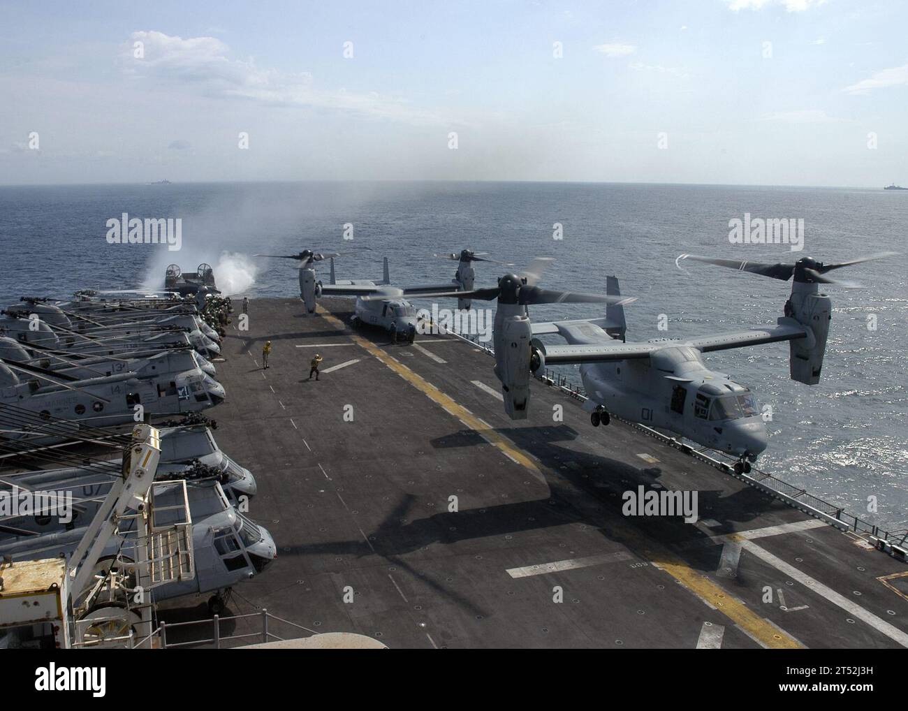 0706301467R-022 ONSLOW BAY, N.C. (30. Juni 2007) - ein MV-22 Osprey aus der ТGolden EaglesУ of Marine Medium Tiltrotor Squadron (VMM) 162 startet von dem Amphibienflugschiff USS Bataan (LHD 5) als Teil der 26. Marine Expeditionary Unit (MEU), dies ist die letzte Entwicklung eines sechsmonatigen Einsatzes für Bataan und die MEU. Bataan, unter dem Kommando von Captain Rick Snyder, verließ ihren Homeport Norfolk, Virginia, am 4. Januar 2007, auf einem geplanten Einsatz als Flaggschiff der Bataan Expeditionary Strike Group. US Navy Stockfoto