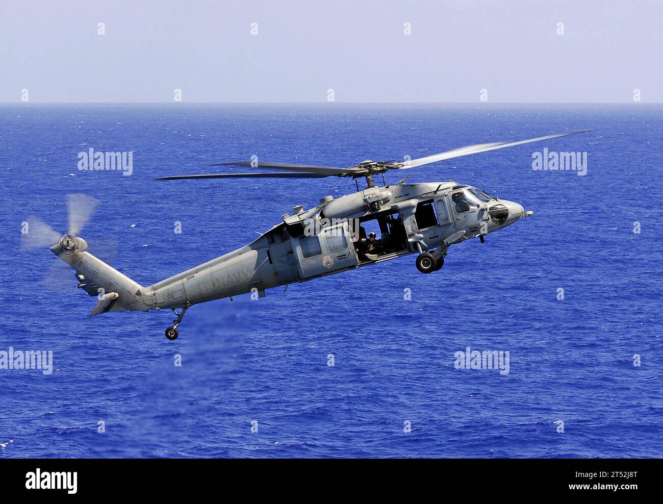0903286597H-053 PACIFIC OCEAN (28. März 2009) ein MH-60S Sea Hawk von den 'Eightballers' der Helicopter Sea Combat Squadron (HSC) 8 bereitet sich auf die Landung an Bord des Flugzeugträgers USS John C. Stennis (CVN 74) vor. John C. Stennis und Carrier Air Wing (CVW) 9 sind auf einem geplanten sechsmonatigen Einsatz im westlichen Pazifik. Marineblau Stockfoto