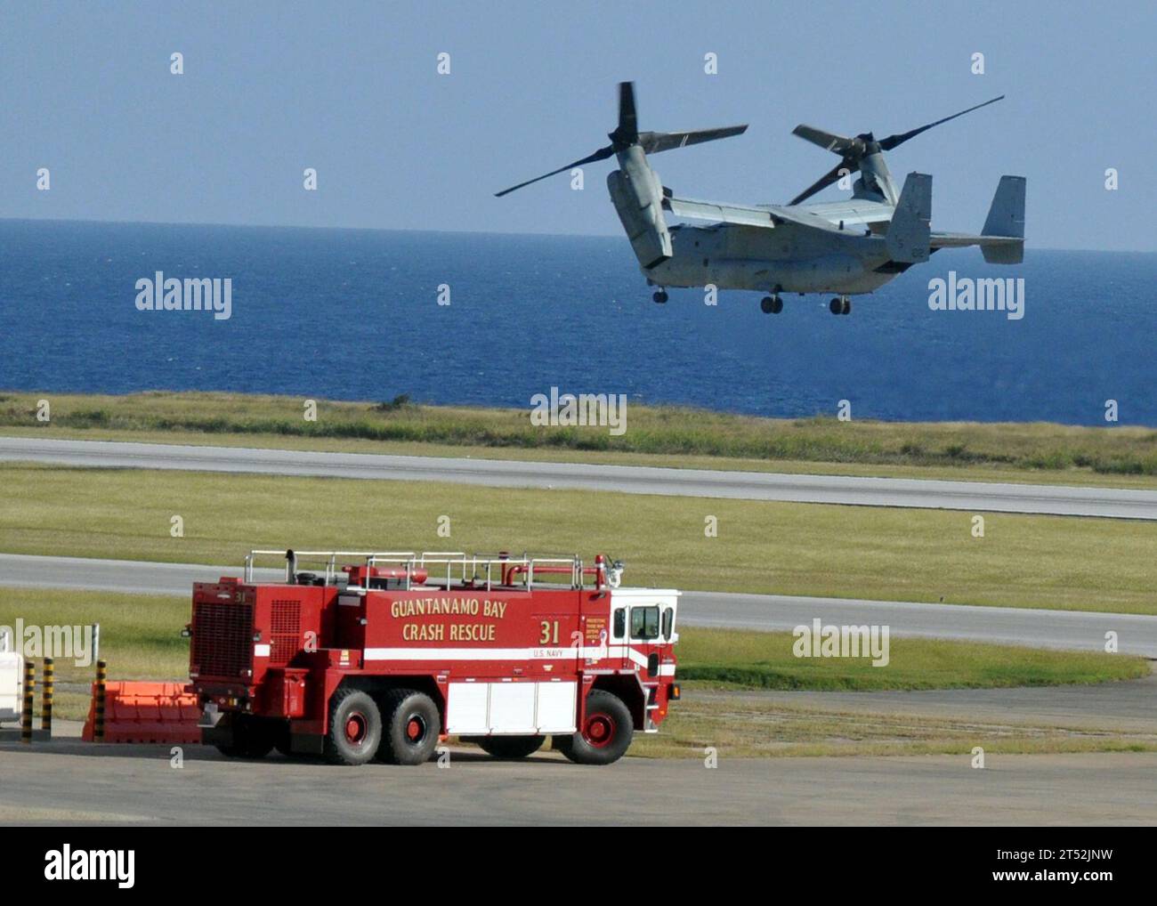 1001248241M-131 GUANTANAMO BAY, Kuba (24. Januar 2010) ein MV-22 Osprey, der den Golden Eagles of Marine Medium Tiltrotor Squadron (VMM) 162 zugeordnet ist, startet auf dem Flugplatz der Marinestation Guantanamo Bay. Die Goldenen Adler transportierten Paletten mit verzehrfertigen Mahlzeiten vom Flugplatz nach Haiti. Die Goldenen Adler unterstützen die Operation Unified Response, eine gemeinsame Operation, die humanitäre Hilfe nach einem Erdbeben der Stärke 7,0 bereitstellt, das das Land am 12. Januar 2010 verwüstete. Marineblau Stockfoto