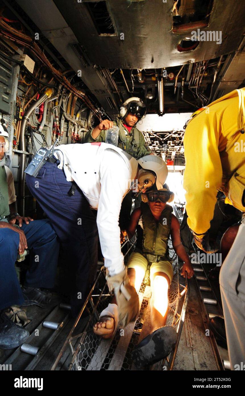 1001212953W-724 PORT-AU-PRINCE, Haiti (21. Januar 2010) Seeleute des Flugzeugträgers USS Carl Vinson (CVN 70) evakuieren haitianische Bürger medizinisch von La Gonave Island. Carl Vinson und Carrier Air Wing (CVW) 17 führen humanitäre und Katastrophenhilfe im Rahmen der Operation Unified Response durch, nachdem ein Erdbeben der Stärke 7,0 schwere Schäden in der Nähe von Port-au-Prince am 12. Januar 2010 angerichtet hatte. Marineblau Stockfoto